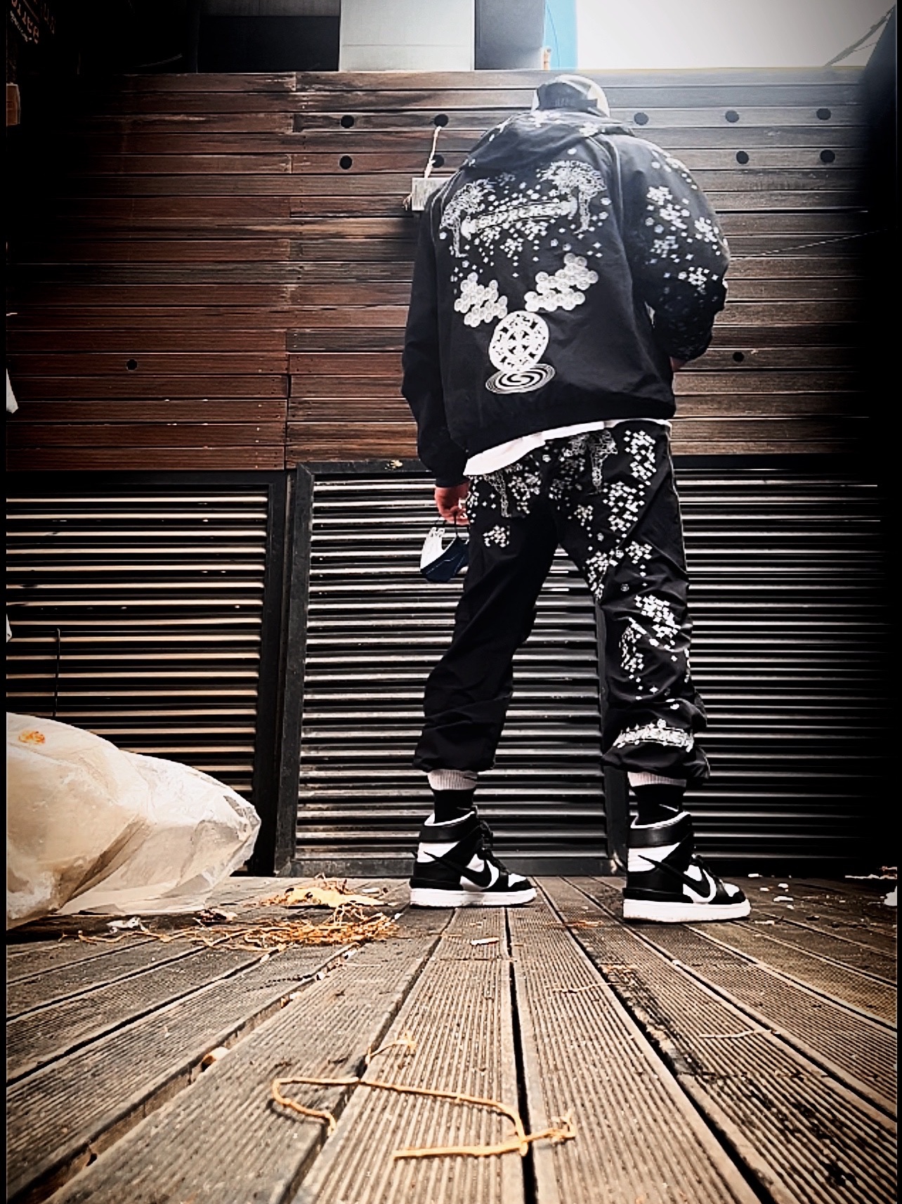 Supreme AOI Glow in the Dark Track Jacket Olive - 22SS, Supreme AOI Glow In The Dark Track Pants Black - 22SS 착용 스타일 - 2