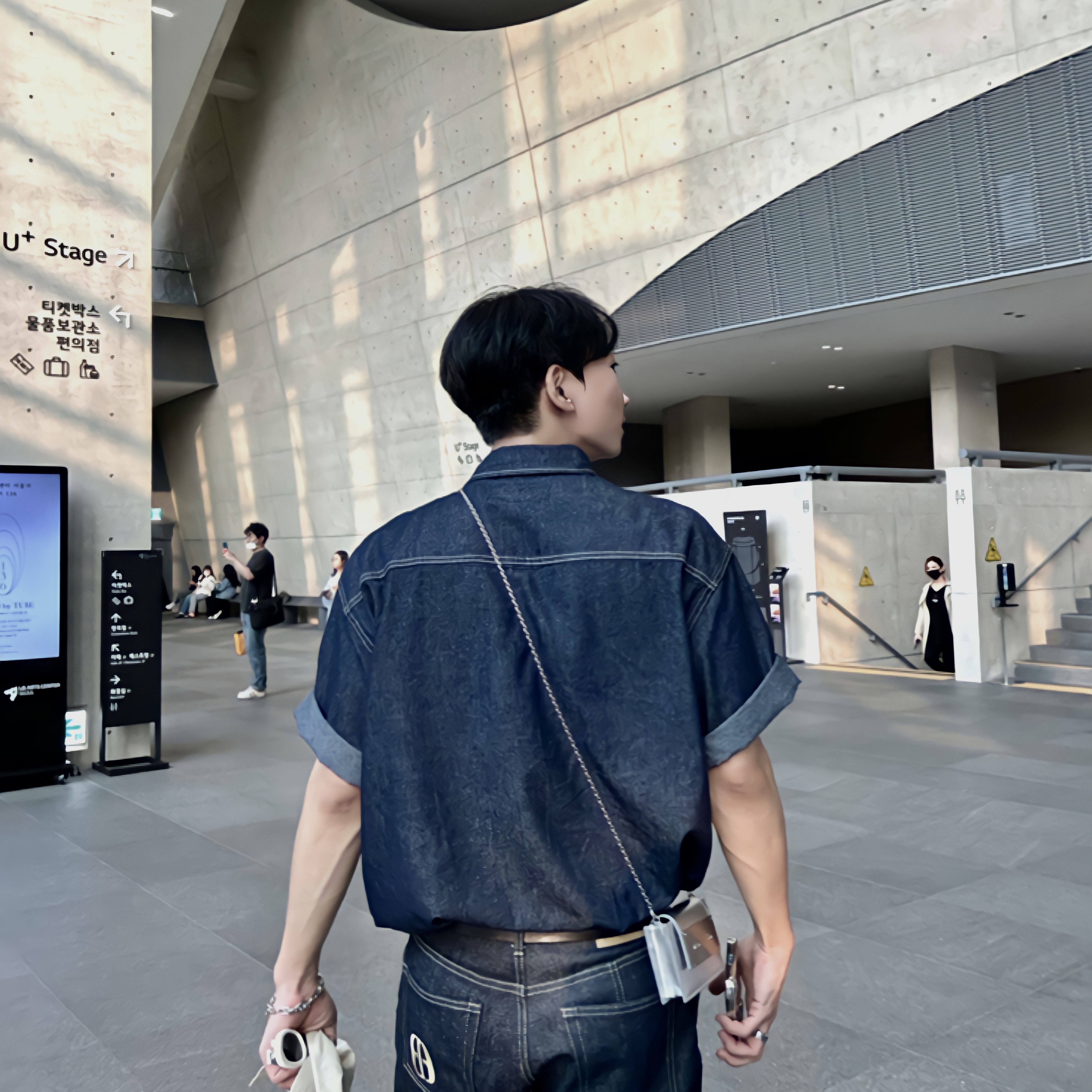 Matin Kim Accordion Mini Bag Silver, Diesel B-1DR Leather Belt with D Buckle Black 착용 스타일 - 3