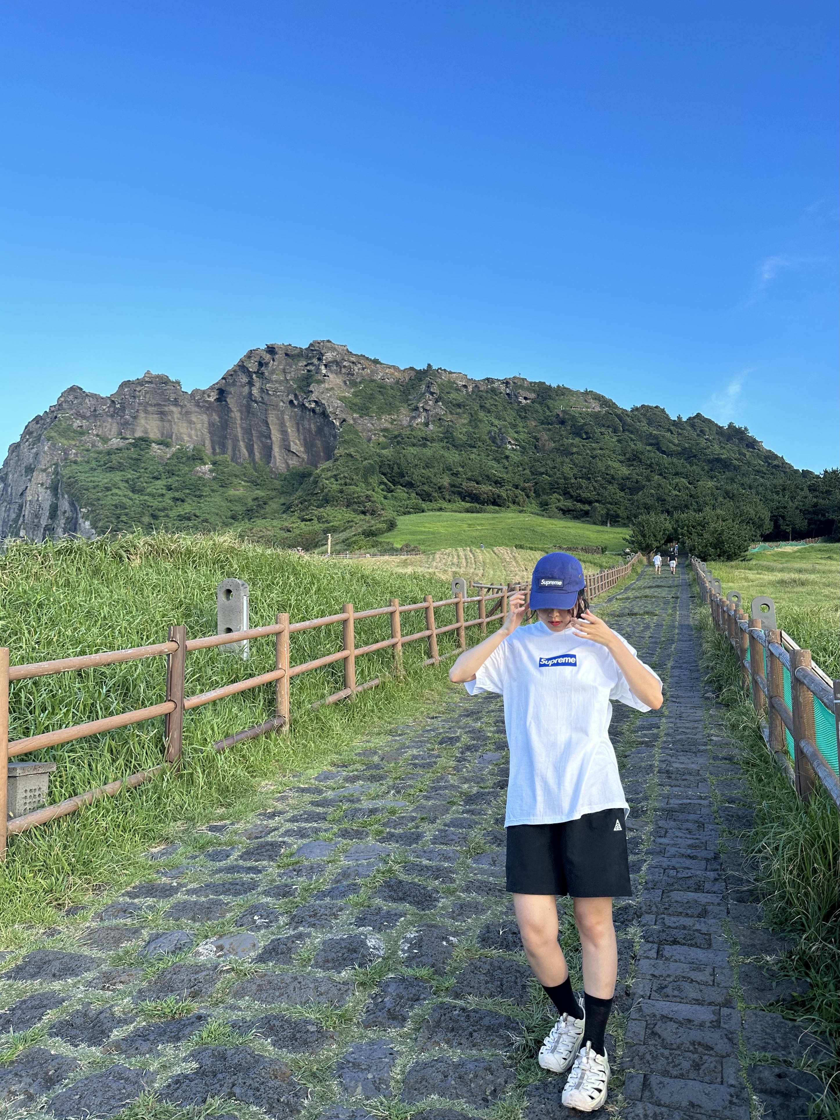 Supreme Seoul Box Logo T-Shirt White - 23FW, Supreme Military Camp Cap Light Navy - 23SS 착용 스타일 - 2