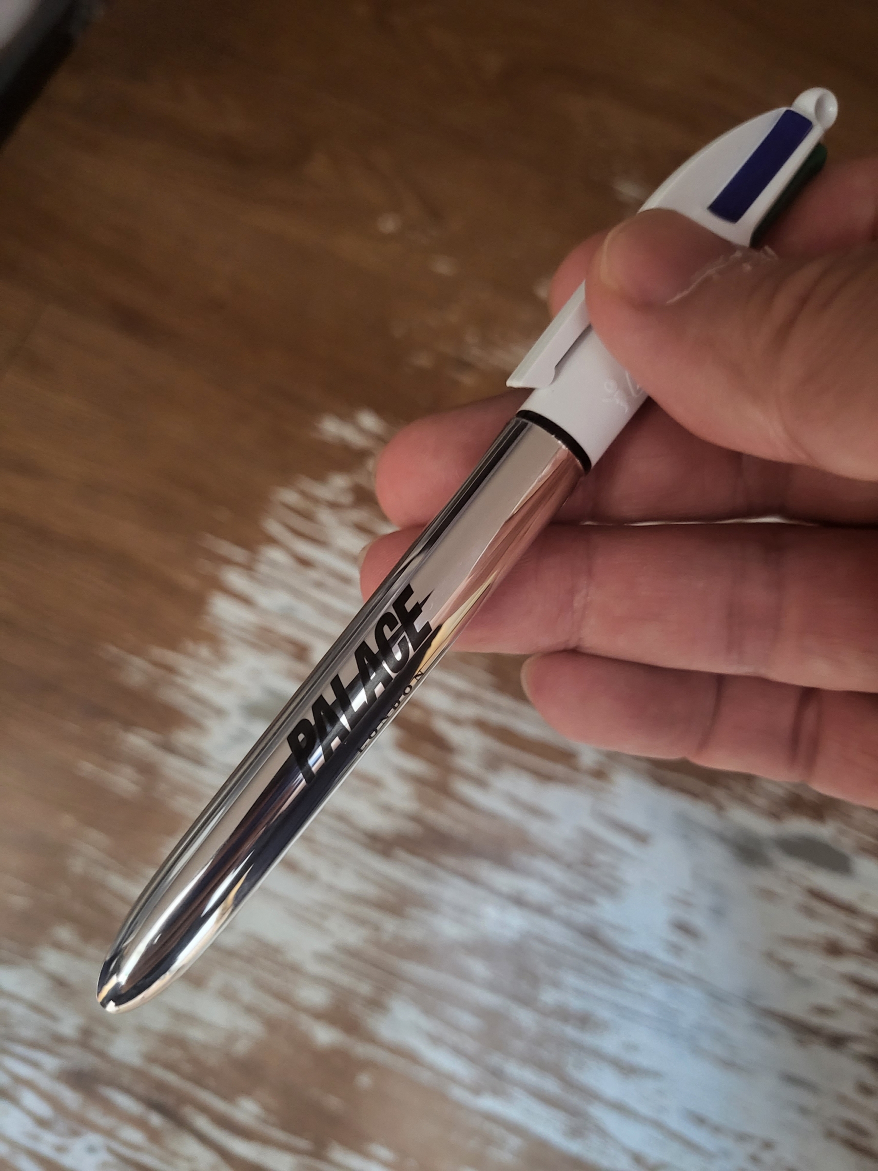 Palace BIC 4 Colour Pen Silver White - 23FW 착용 스타일