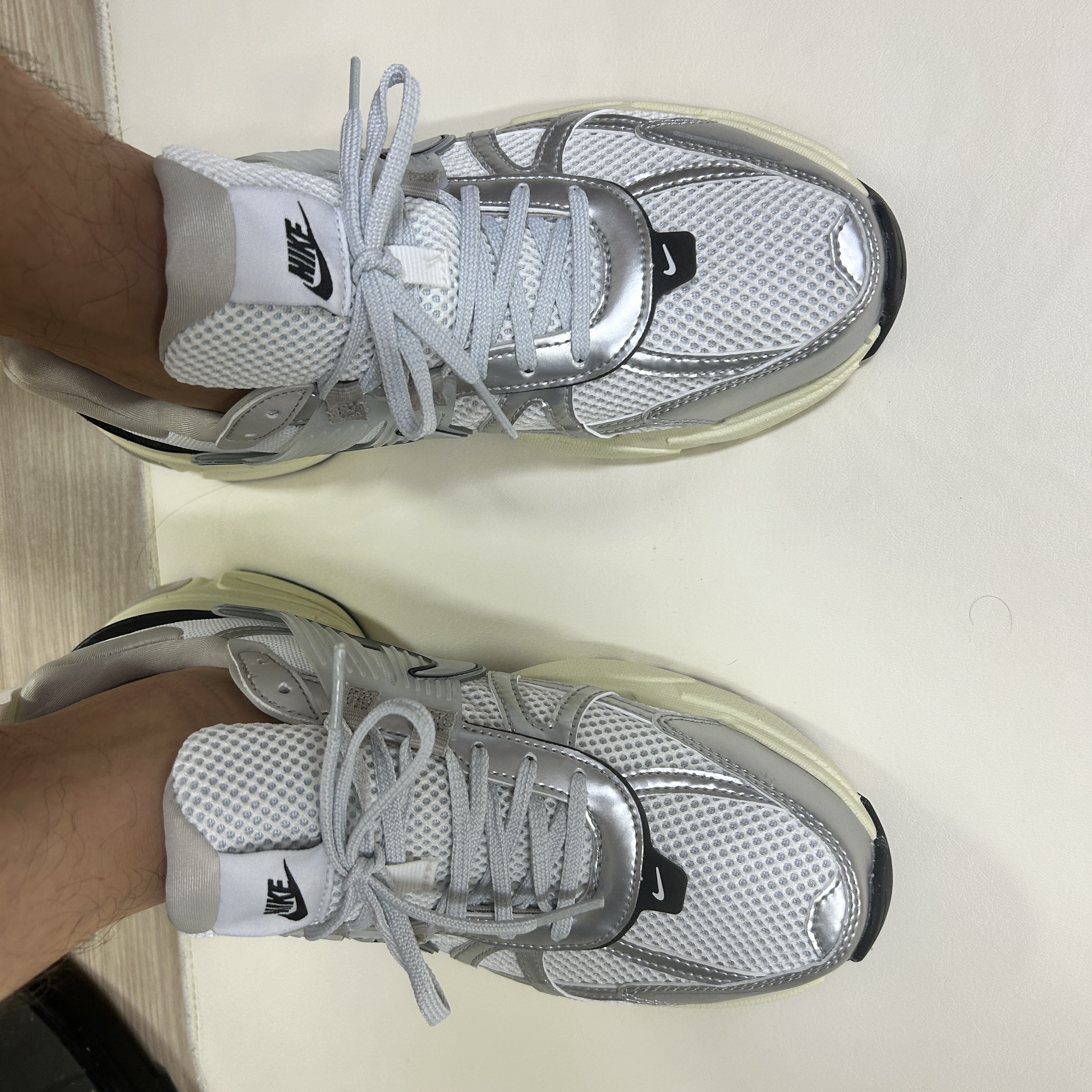 Nike V2K Run Summit White Metallic Silver 착용 스타일 - 2