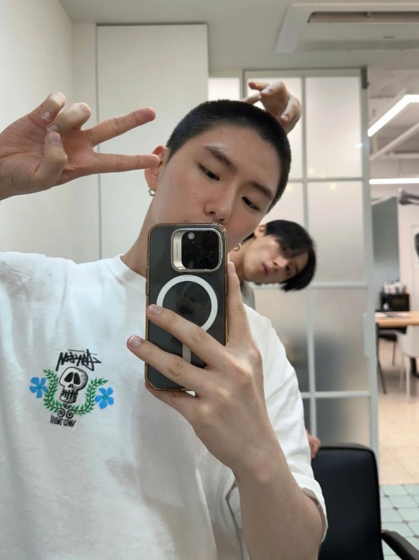 Stussy Skull Crest T-Shirt White 착용 스타일 - 2