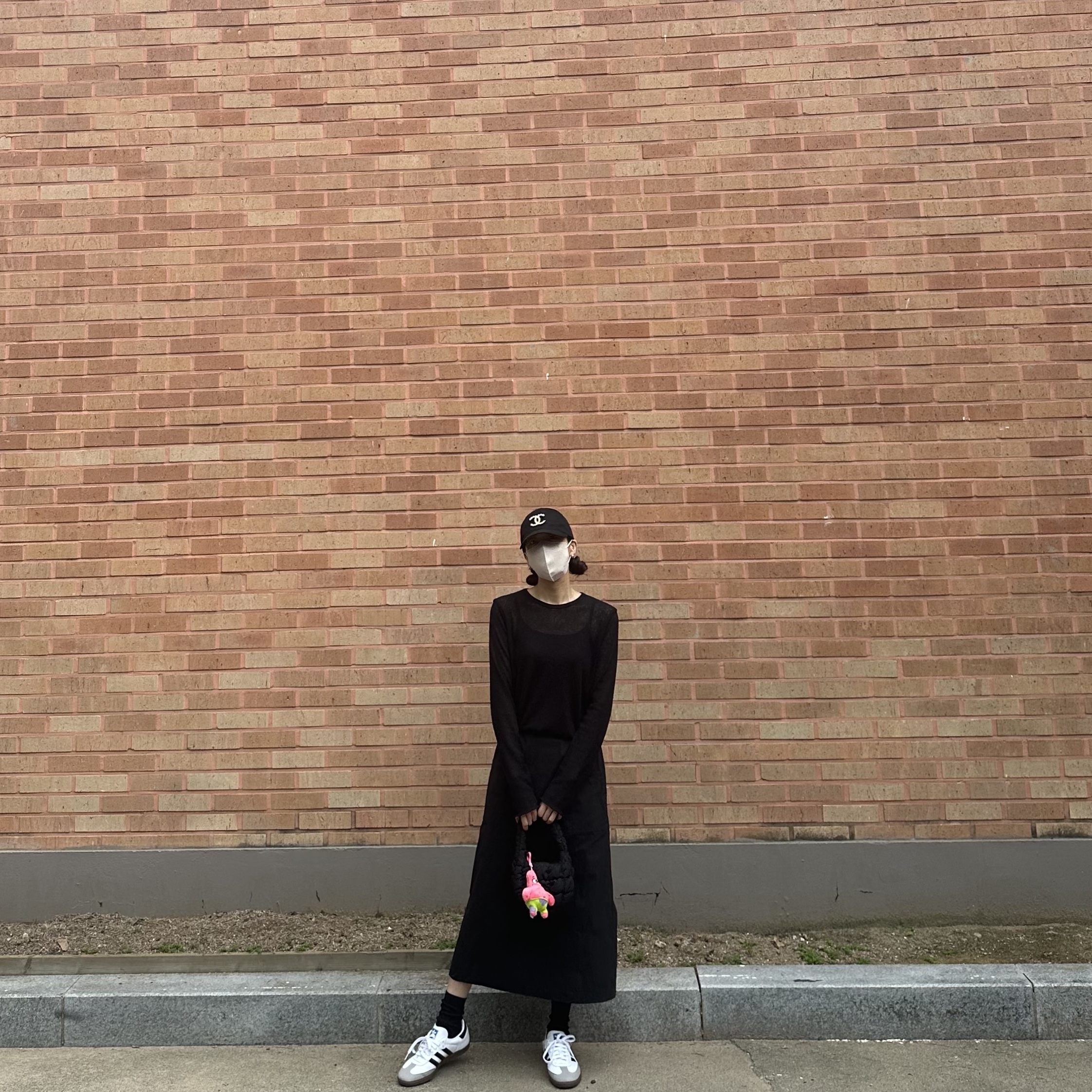 아디다스 삼바 비건 화이트 블랙, 코스 퀼티드 마이크로백 블랙 착용 스타일 - 3