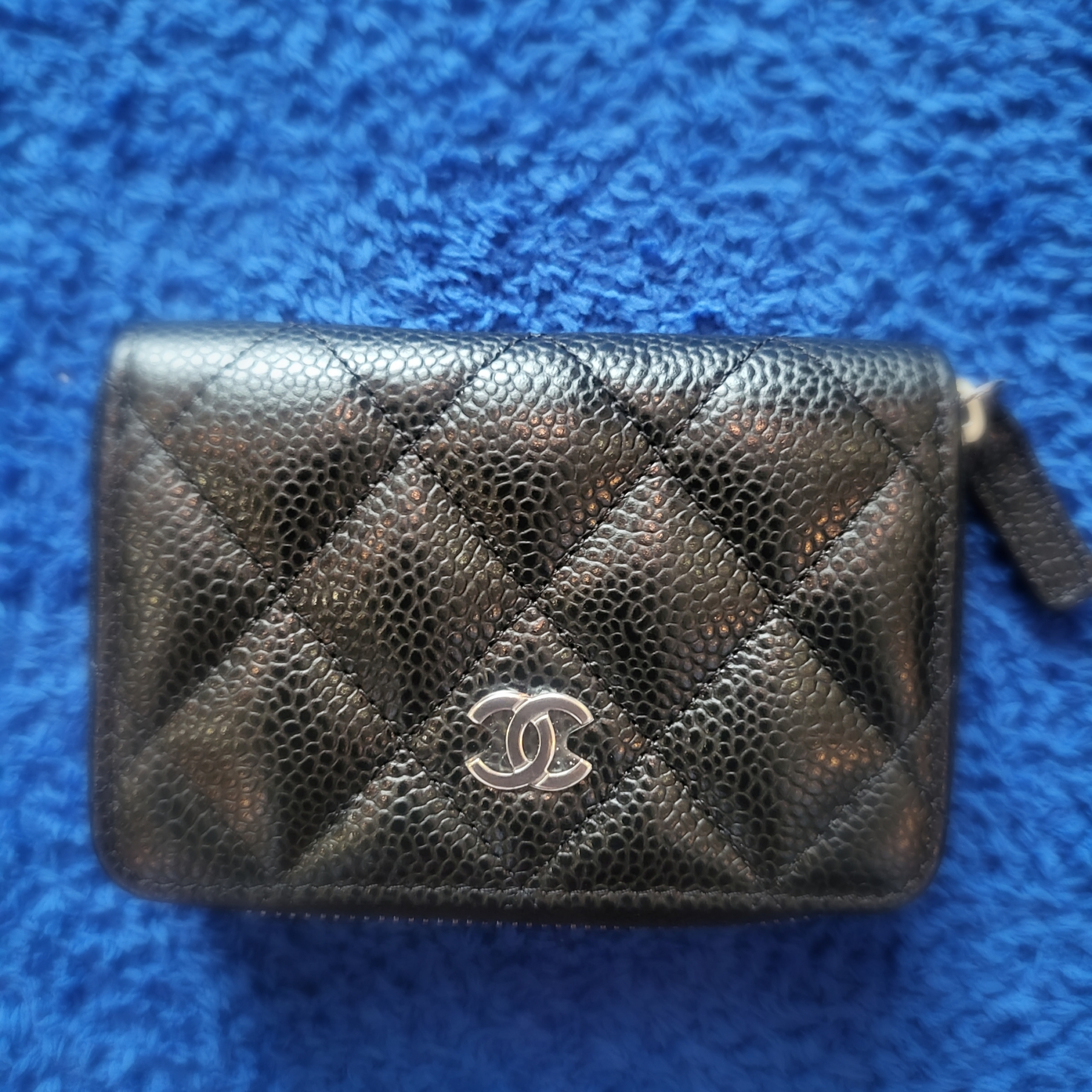 Chanel Classic Zipped Coin Purse Grained Calfskin & Silver Black 착용 스타일 - 3