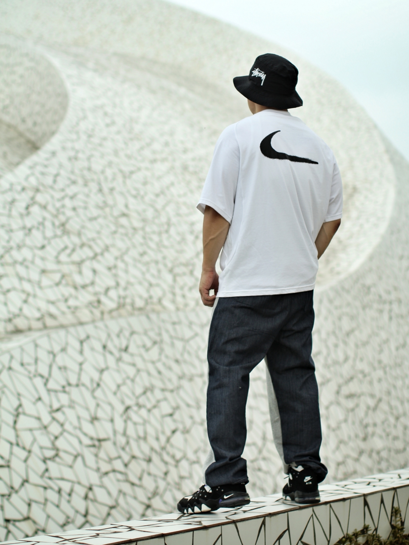 Nike x Stussy Bucket Hat Black, Nike x Off-White NRG Short Sleeve T-Shirt White 착용 스타일 - 2