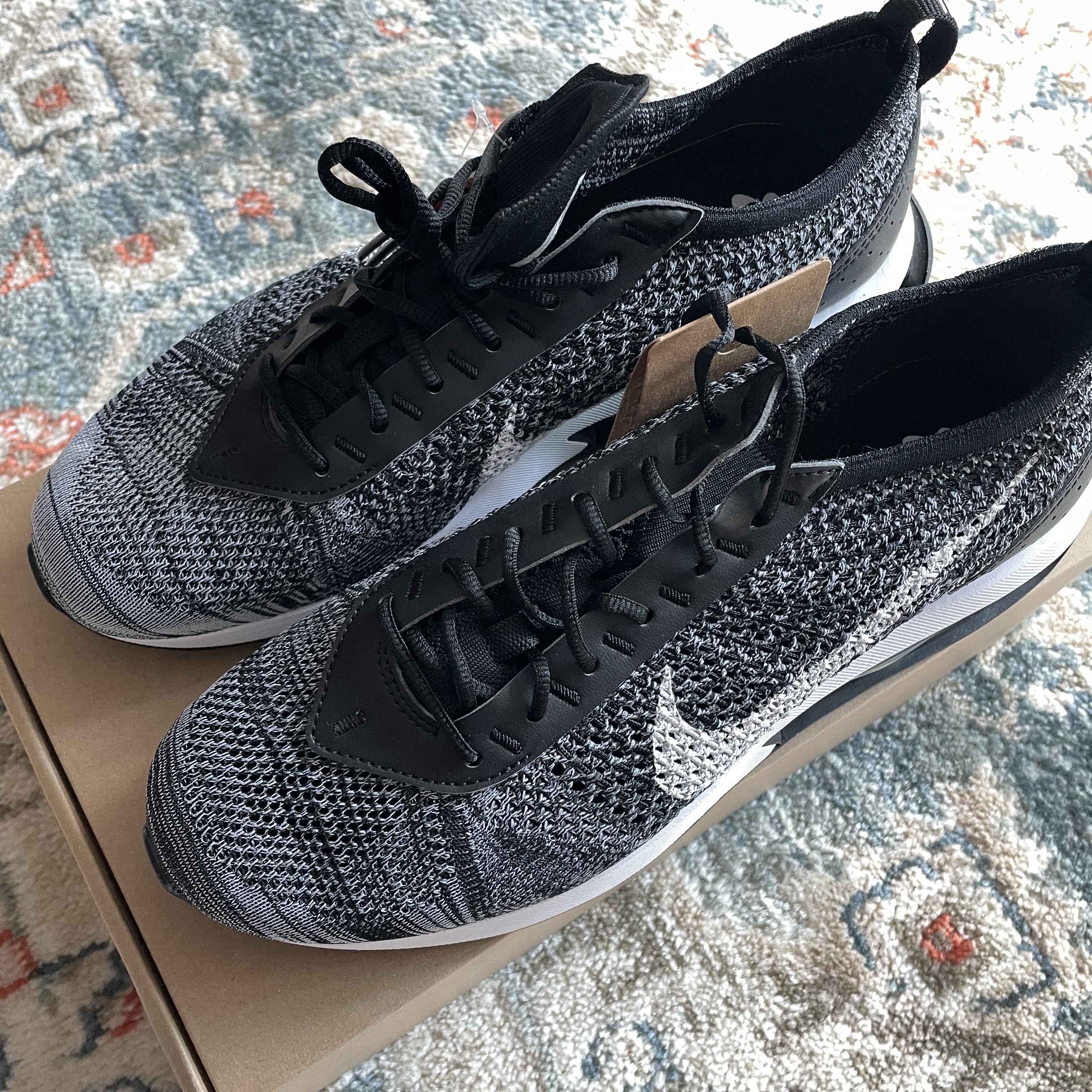 Nike Air Max Flyknit Racer Black White 착용 스타일 - 1