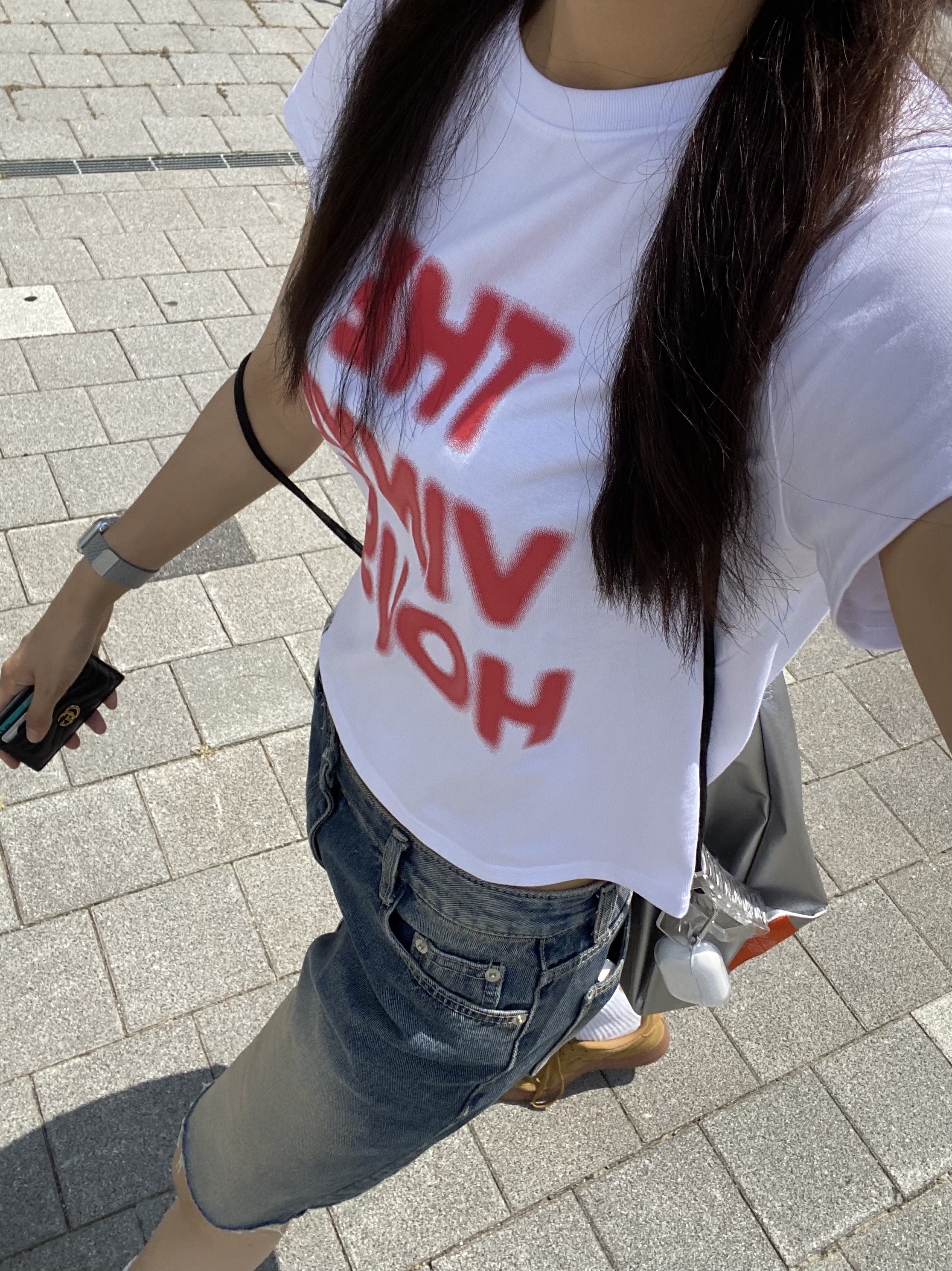 Thevinylhouse Spray Logo T-Shirt White, (GS) Nike Air Force 1 LV8 3 Wheat 착용 스타일 - 2