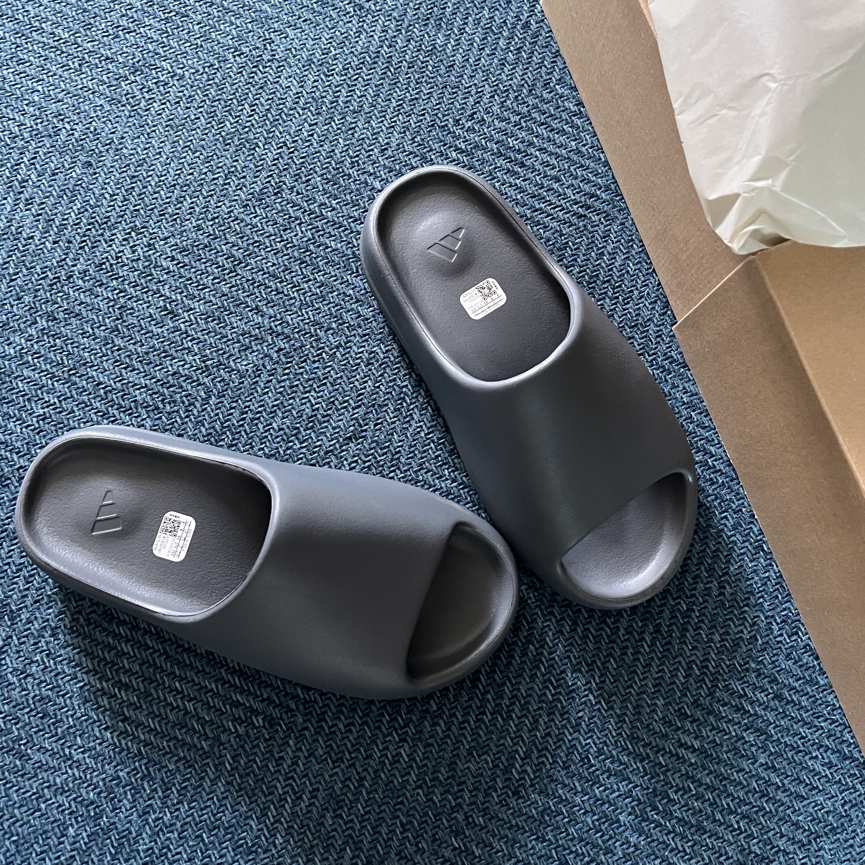 Adidas Yeezy Slide Slate Grey 착용 스타일