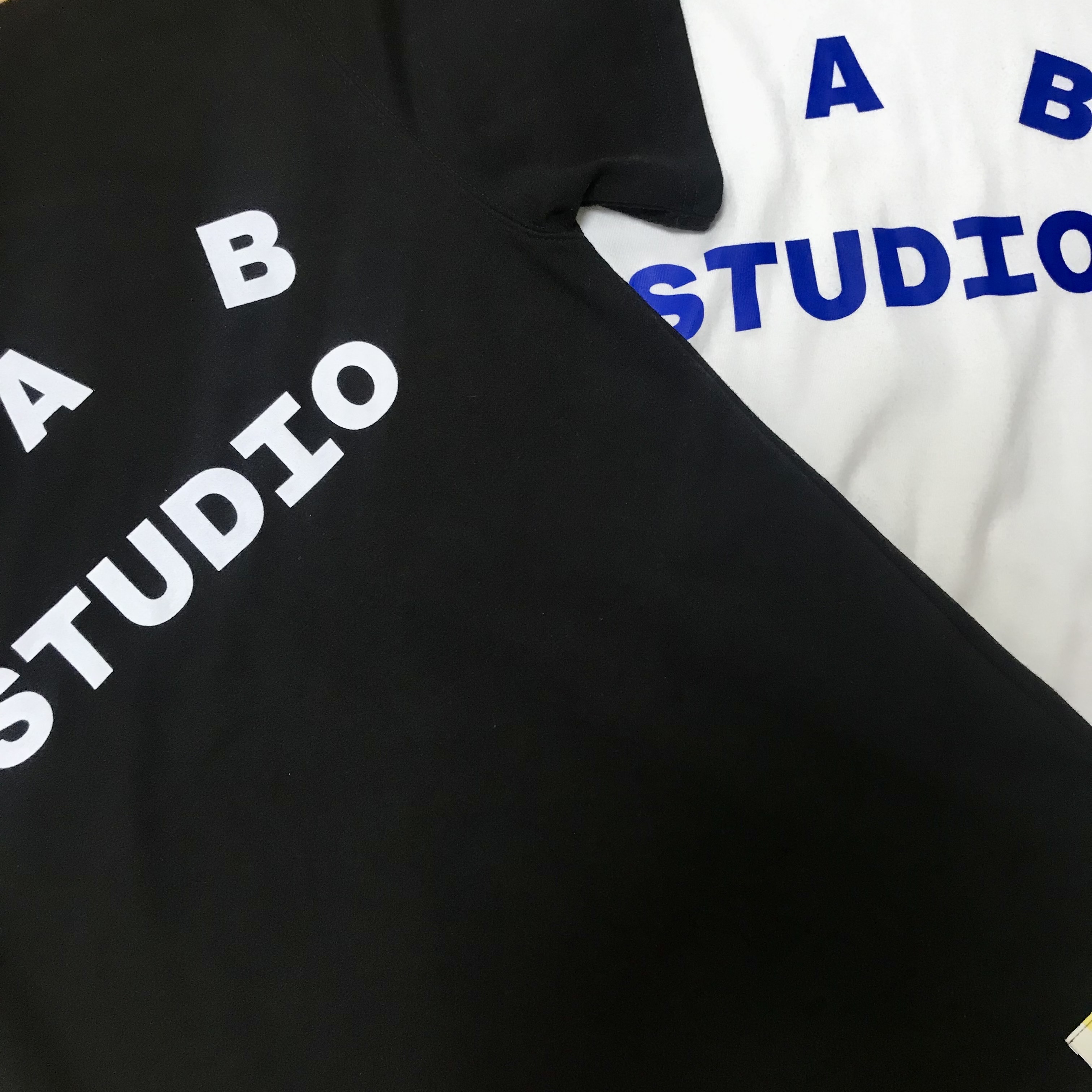IAB Studio 10th Anniversary T-Shirts Pack White & Black (2 Pack) 착용 스타일