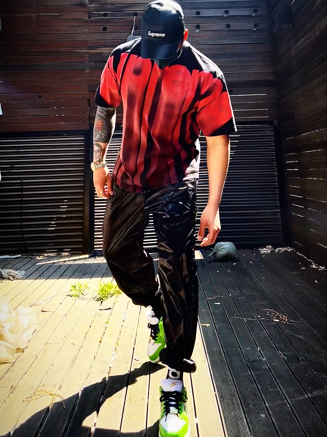 Supreme Bleed Logo S/S Top Black - 20FW, Supreme x Stone Island New Silk Light Pants Black - 19SS 착용 스타일 - 1