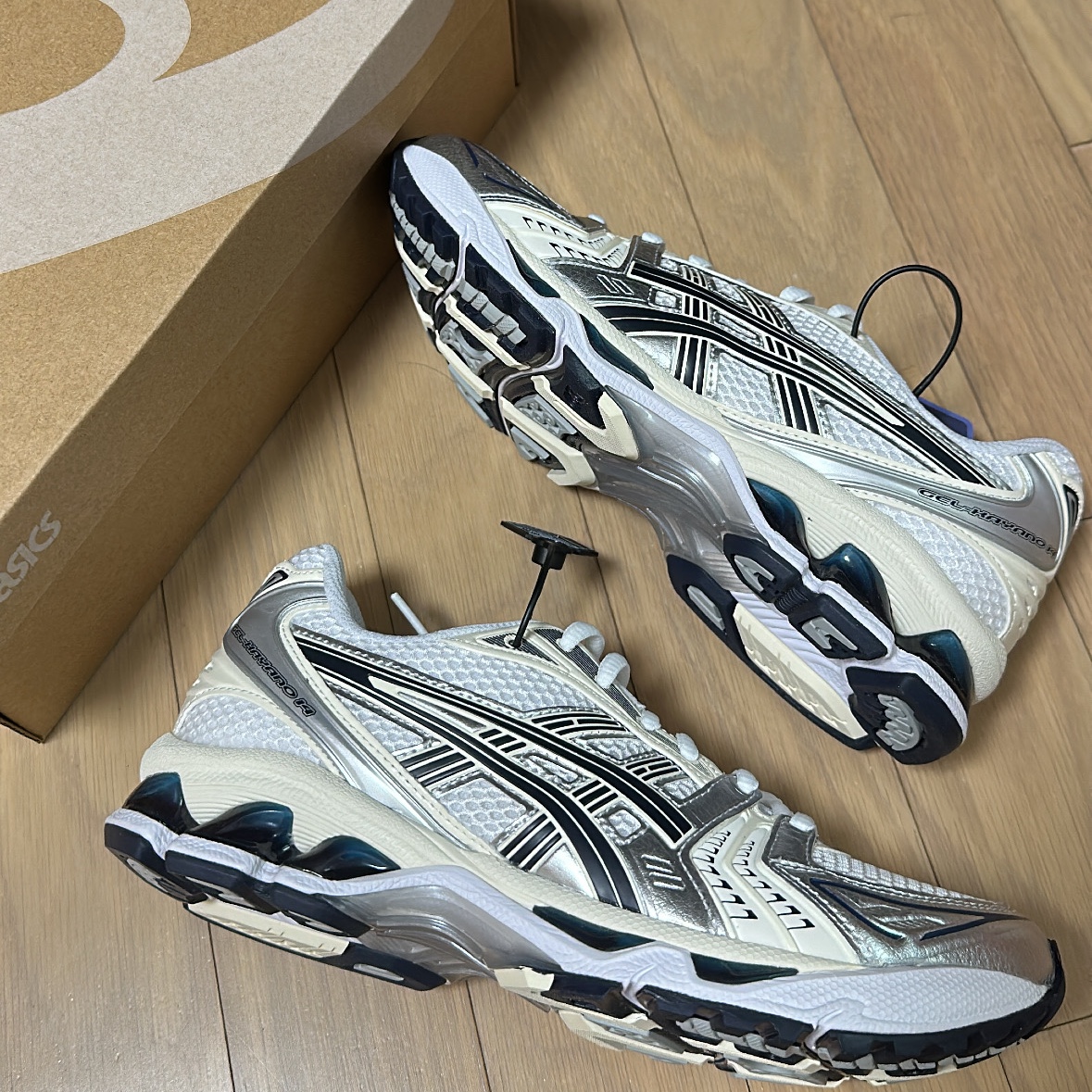 (W) Asics Gel-Kayano 14 White Midnight 착용 스타일