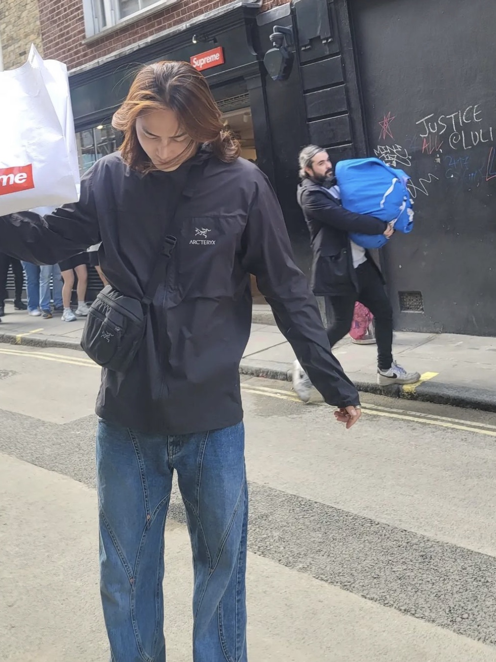 Arc'teryx Mantis 2 Waistpack Black, Arc'teryx Squamish Hoody Black 착용 스타일 - 2