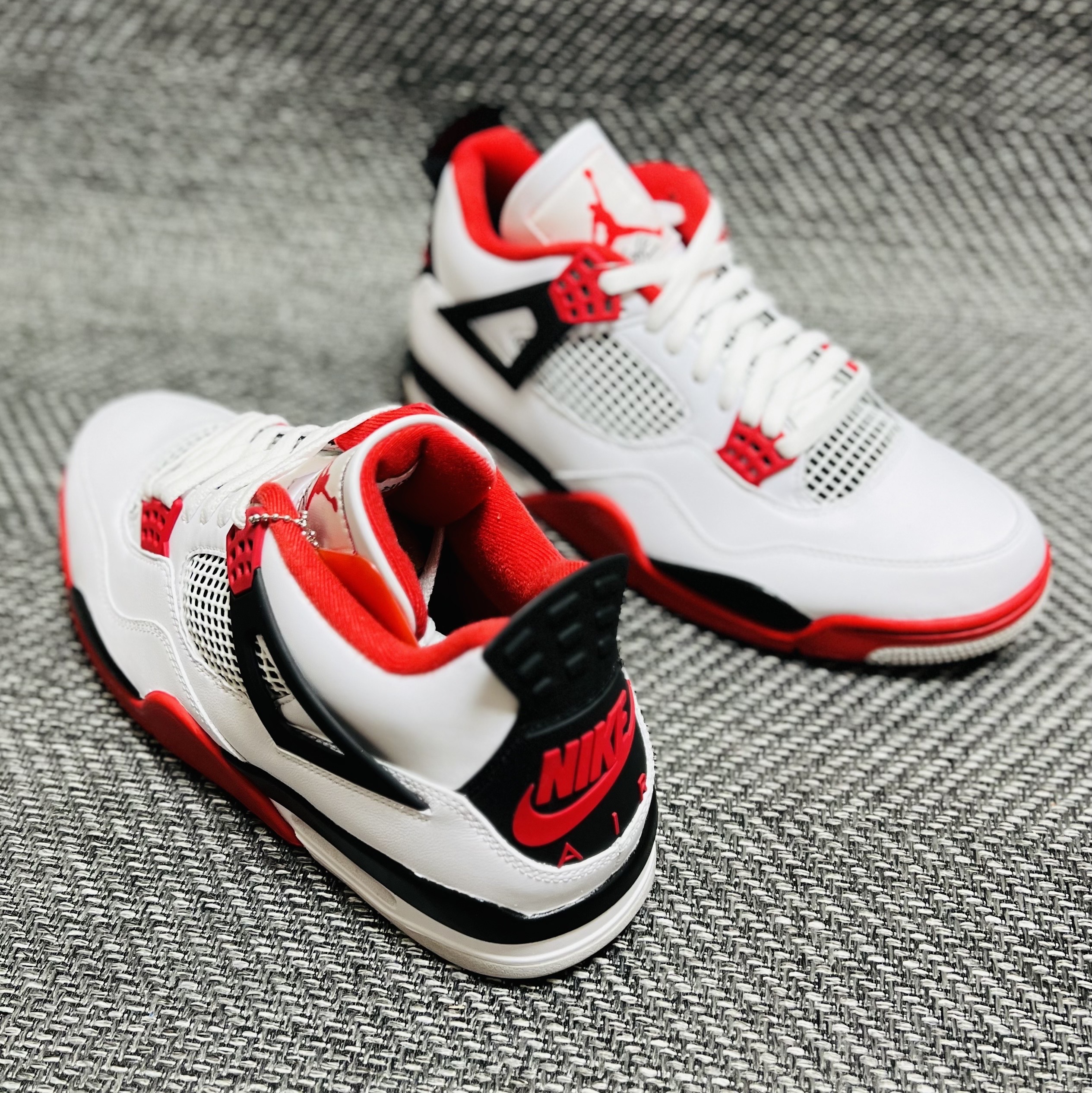 Jordan 4 Retro OG Fire Red 2020 착용 스타일 - 4