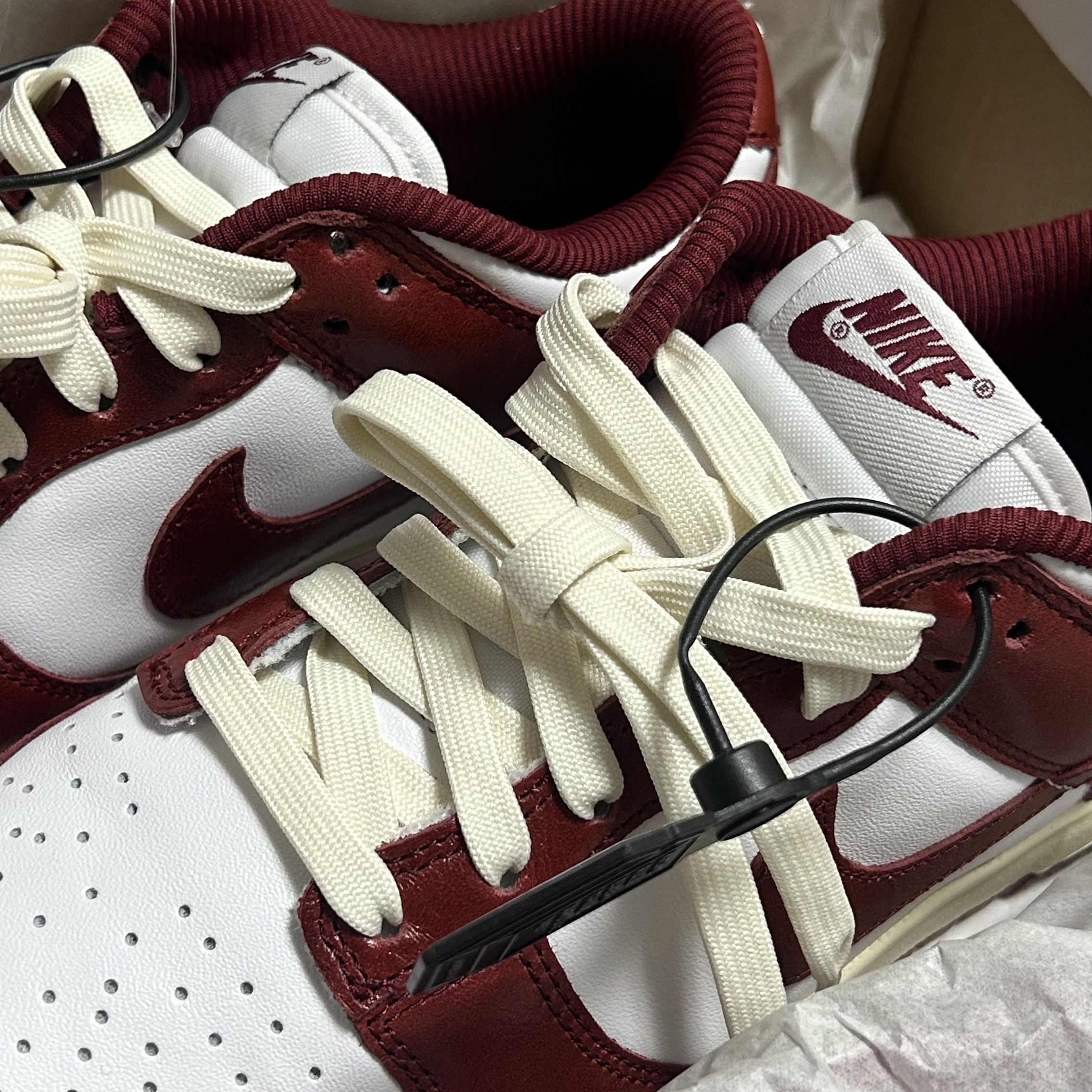 (W) Nike Dunk Low Retro PRM Team Red and White 착용 스타일 - 1