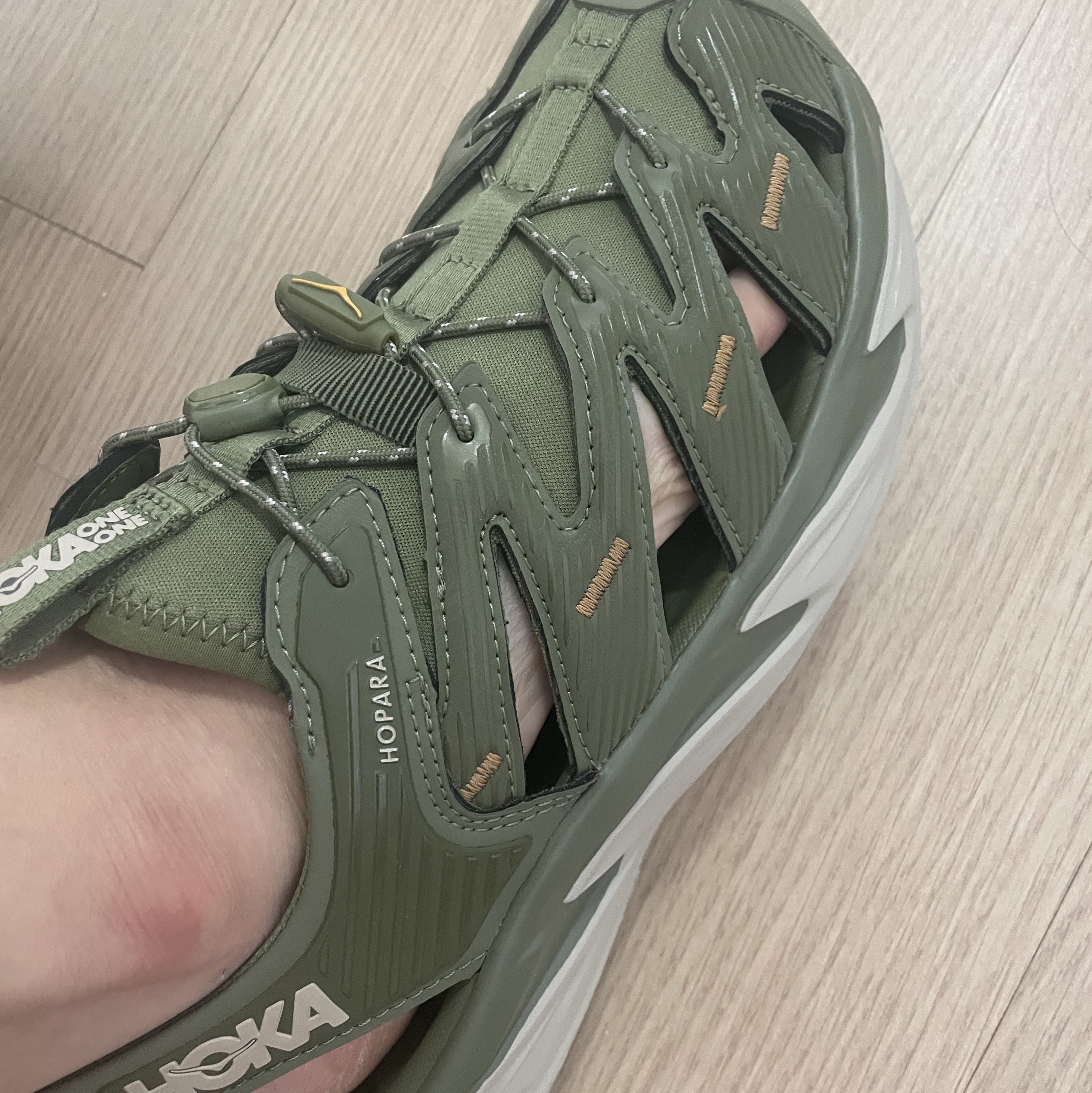 Hoka Hopara Avocado Oxford Tan 착용 스타일