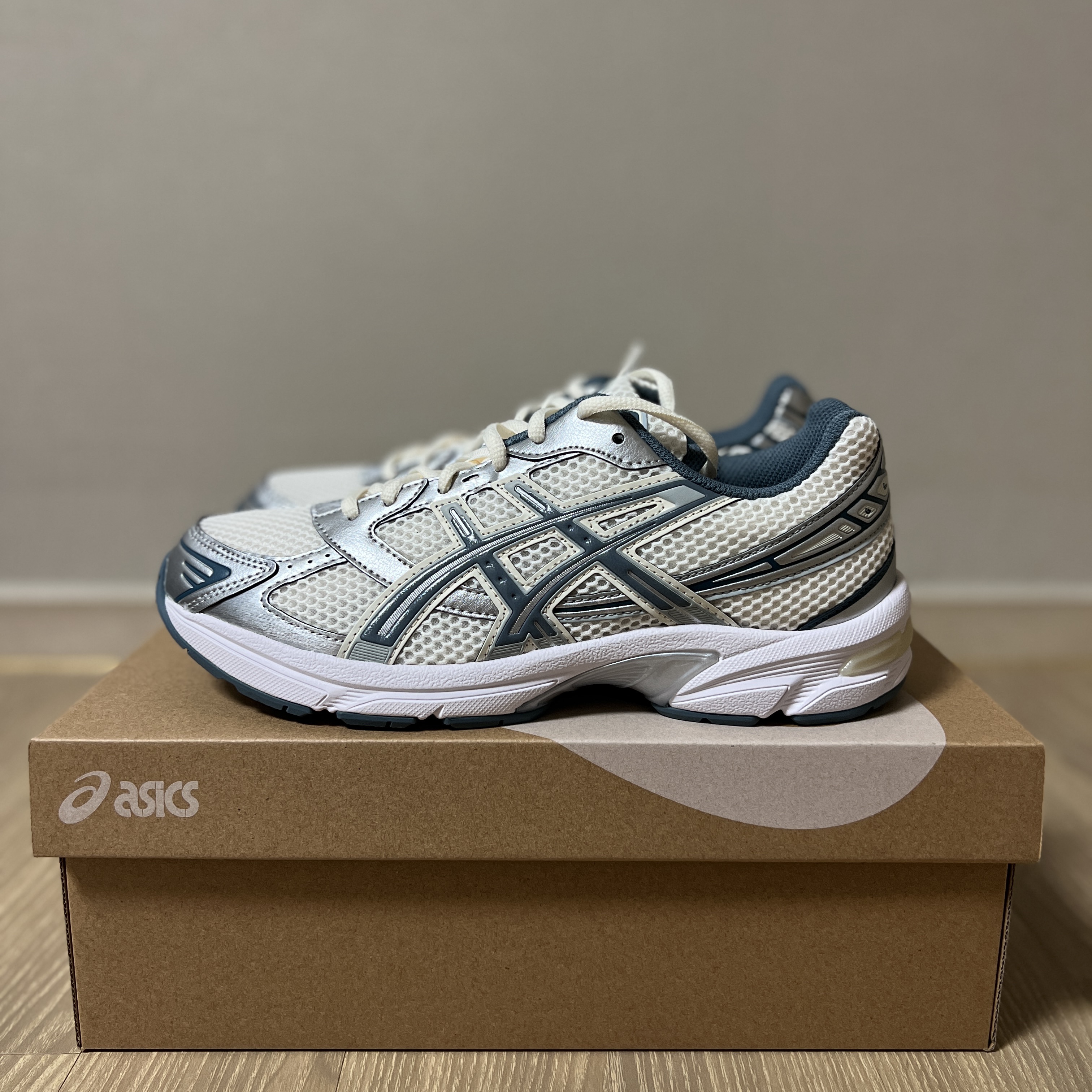 Asics Gel-1130 Cream Ironclad 착용 스타일 - 1