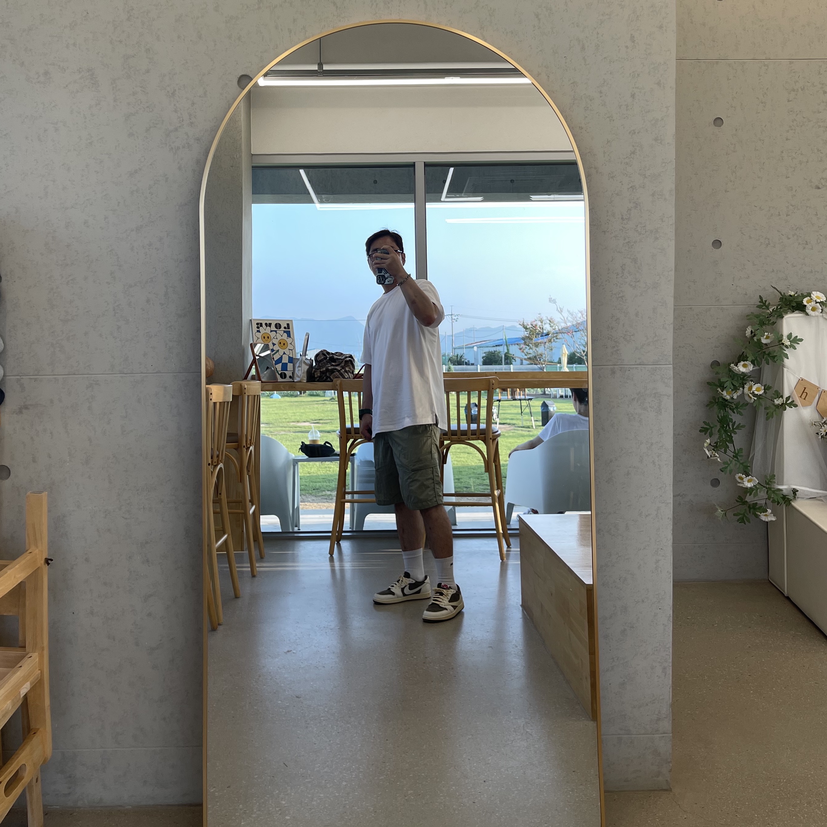 Jordan 1 x Travis Scott Retro Low OG SP Sail and Ridgerock, Wooyoungmi Flower Print Back Logo T-Shirt White - 23FW 착용 스타일 - 1