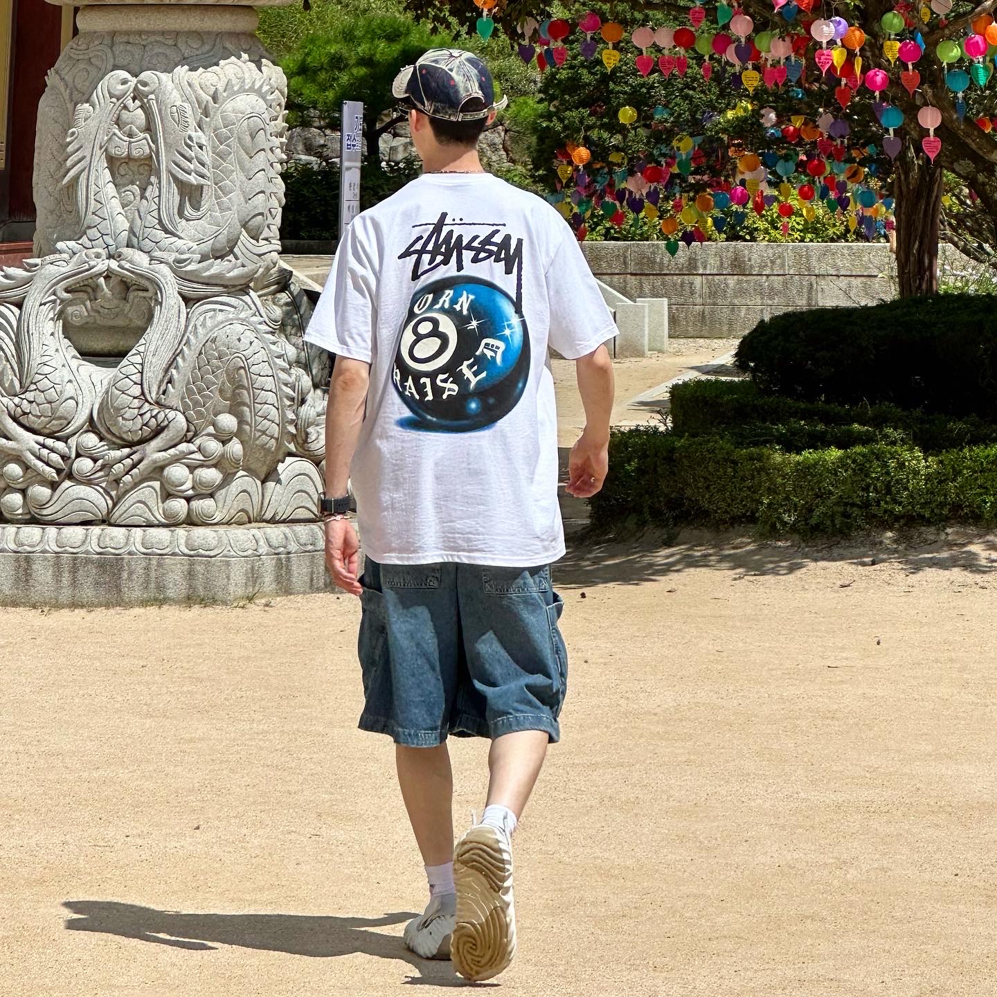 Stussy x Born X Raised 8 Ball T-Shirt White, Diesel C-Seymon Treated Denim Baseball Cap Blue White 착용 스타일 - 1