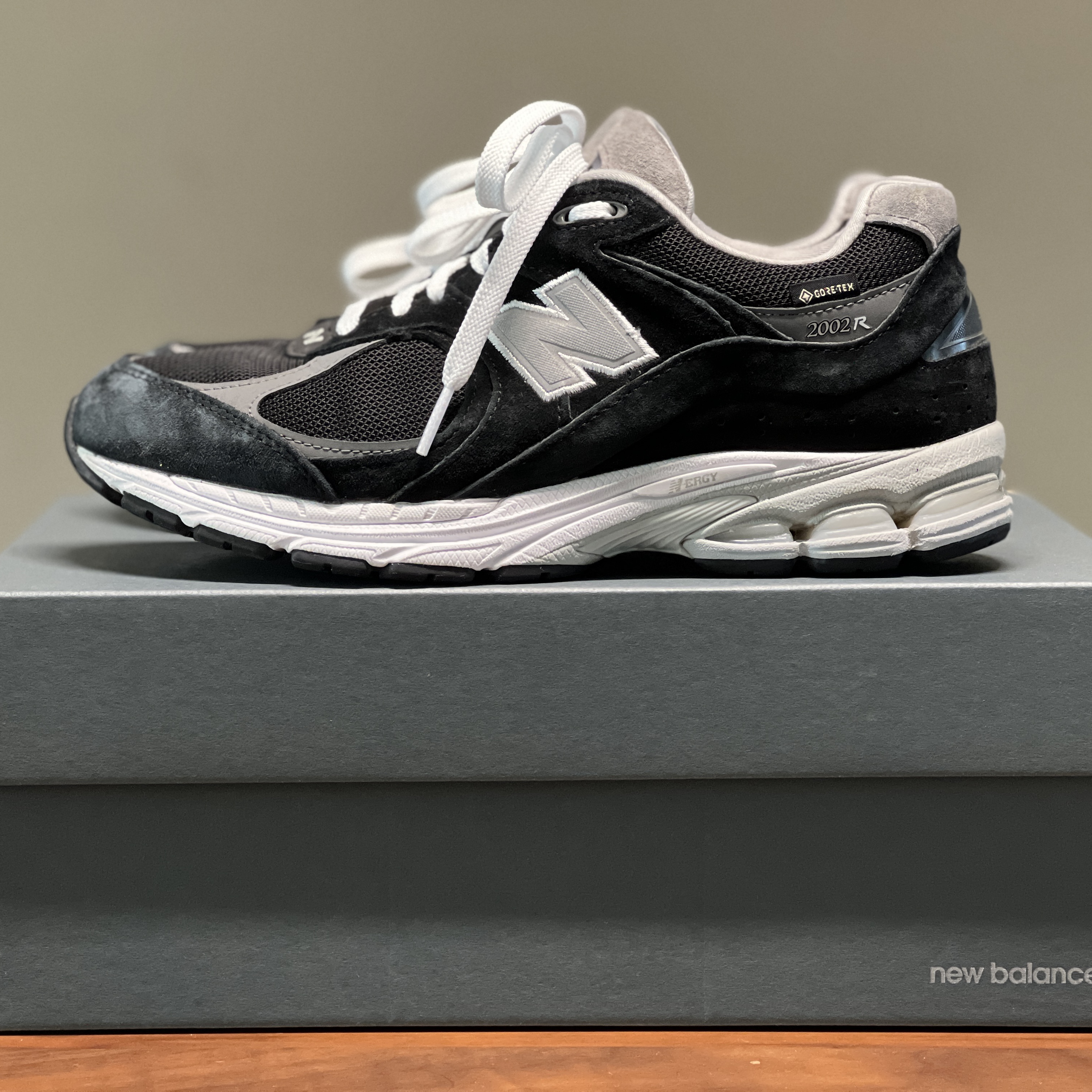 New Balance 2002R Gore-Tex Black Silver Metalic 착용 스타일