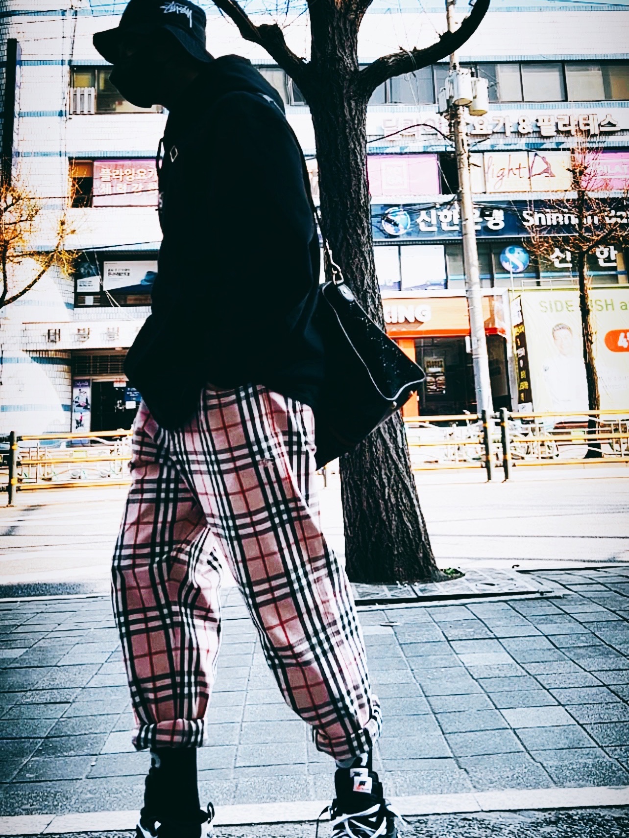 Nike x Stussy Bucket Hat Black, Supreme x Burberry Box Logo T-Shirt Black - 22SS 착용 스타일 - 3