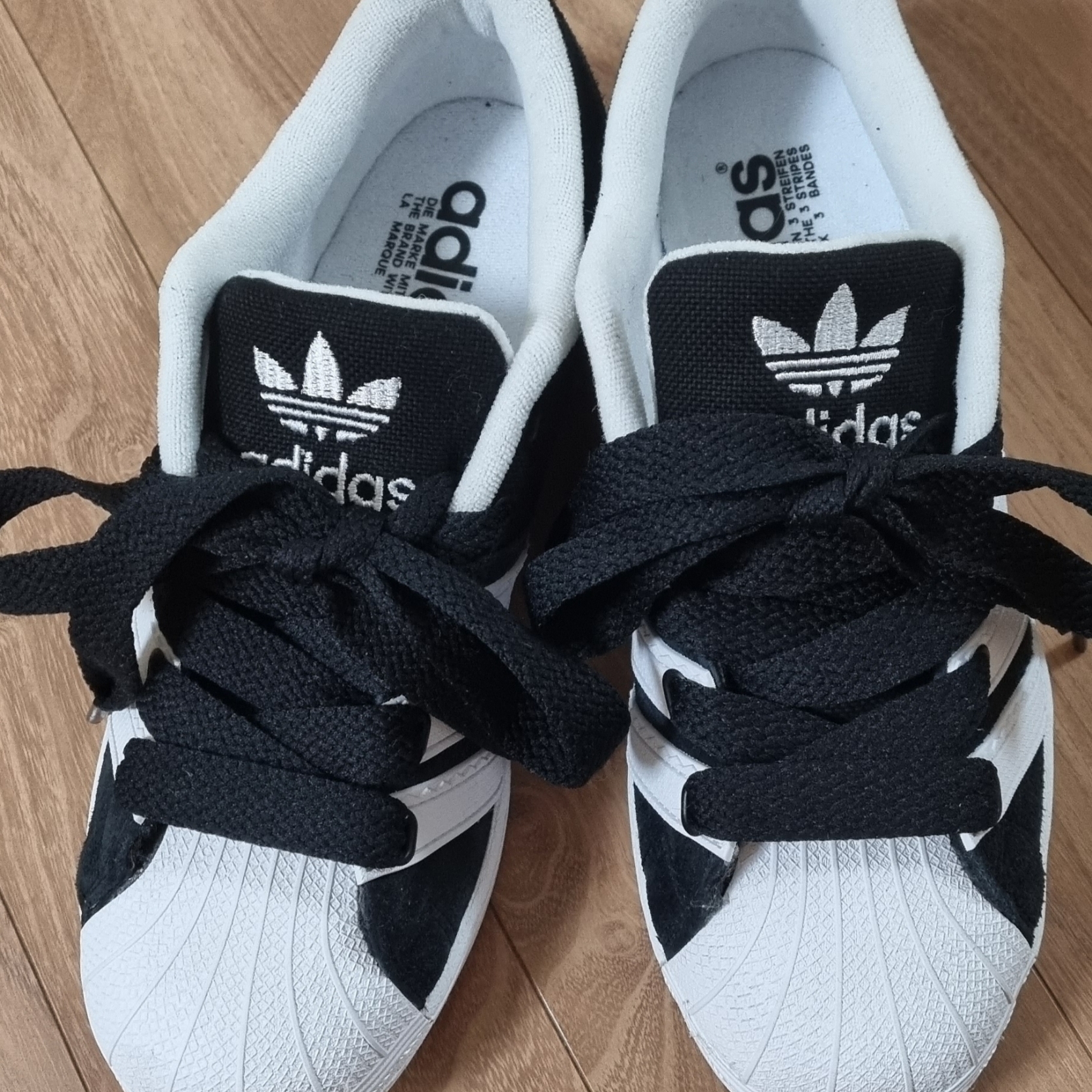 Adidas Superstar Supermodified Core Black Cloud White 착용 스타일 - 3