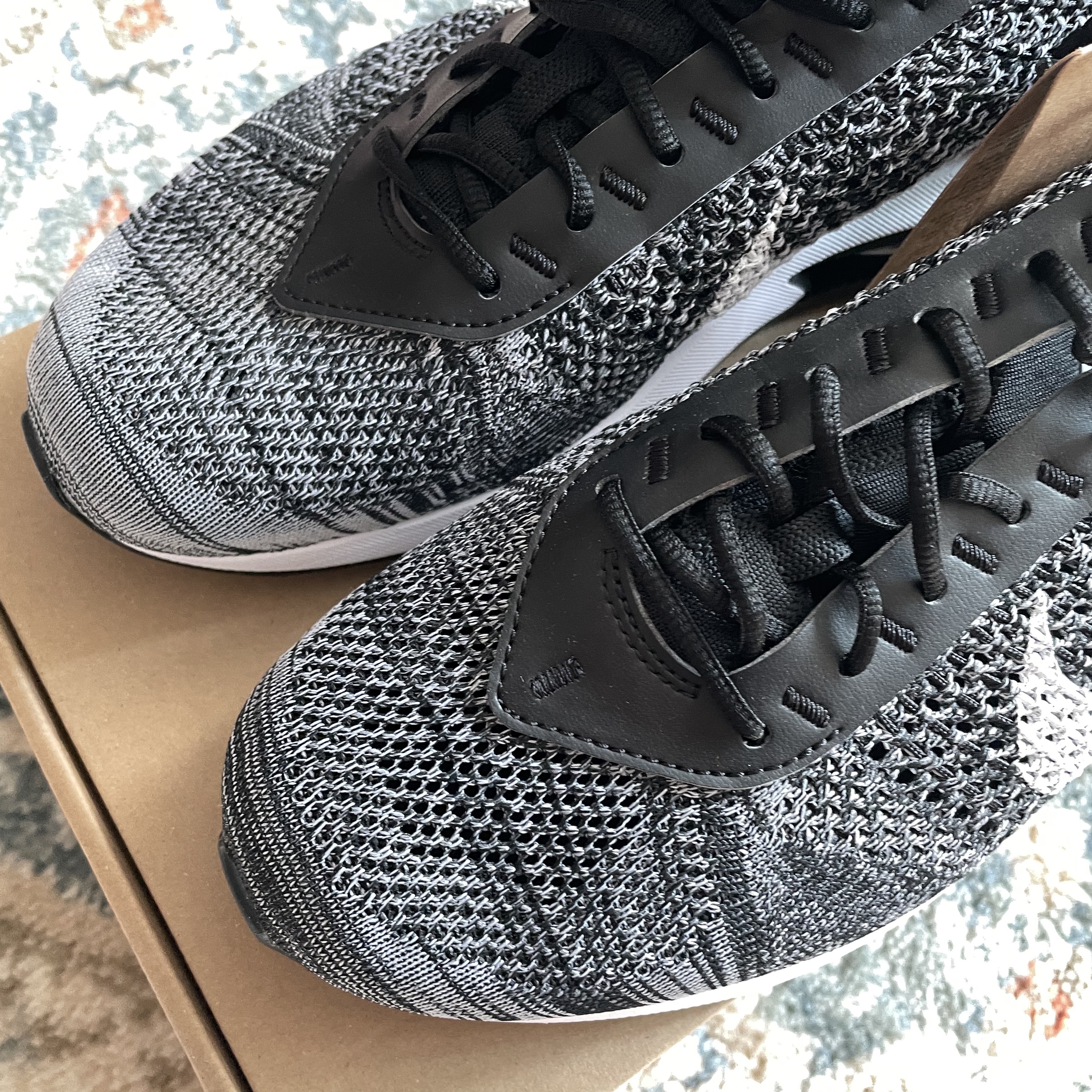 Nike Air Max Flyknit Racer Black White 착용 스타일 - 2