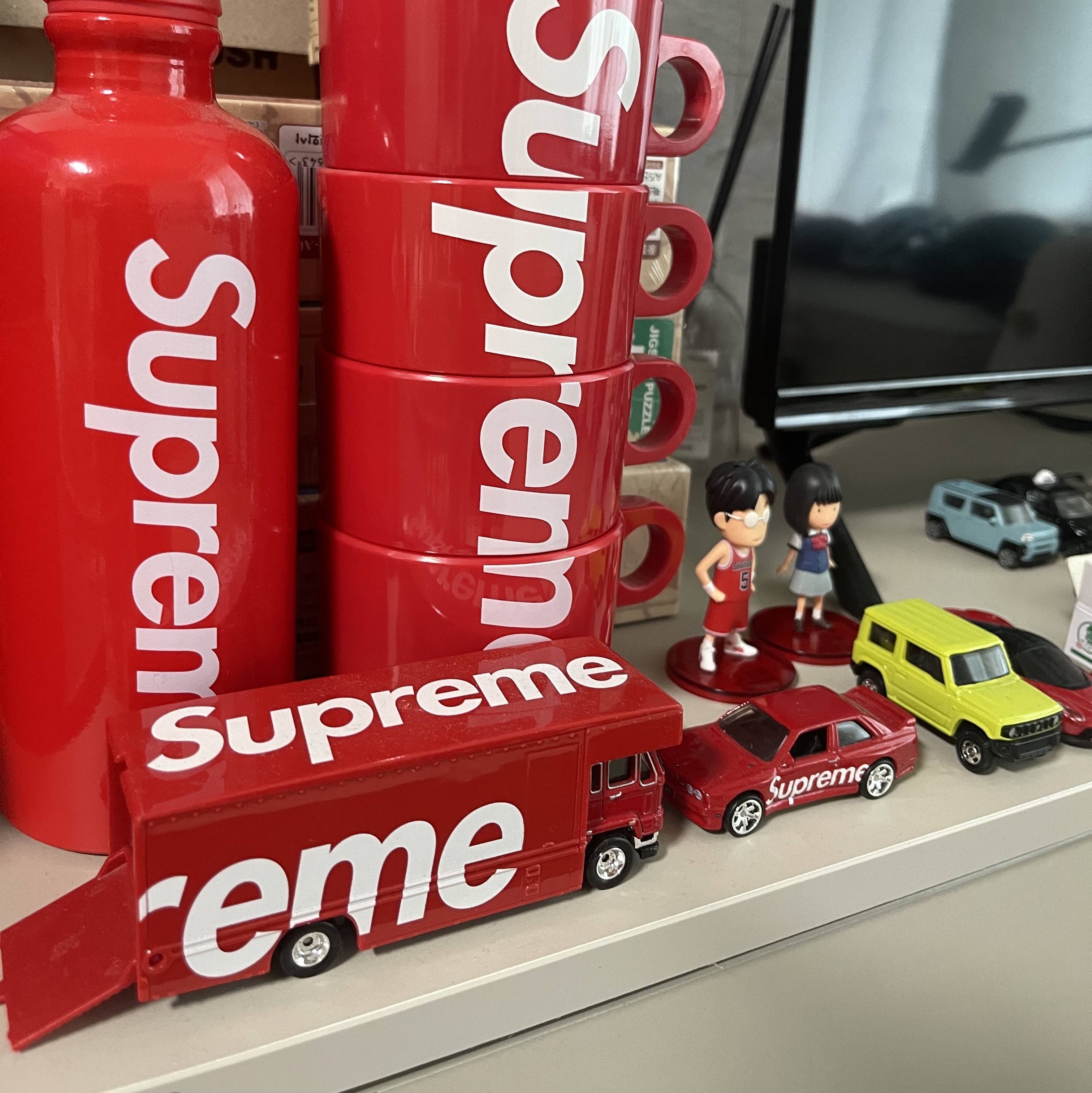 Hot Wheels x Supreme Fleet Flyer + 1992 BMW M3 Red - 19SS 착용 스타일