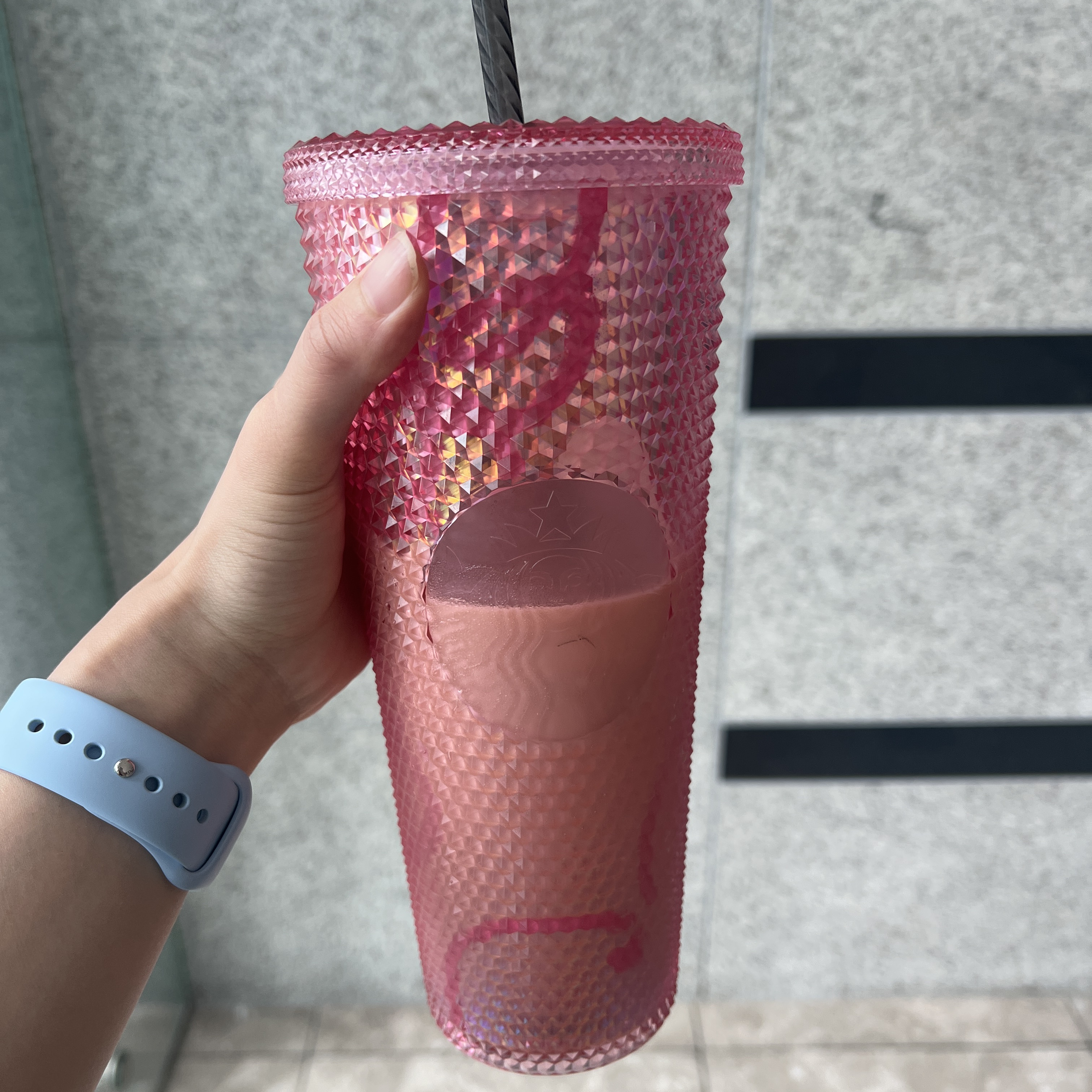 Starbucks x Blackpink Pink Stud Cold Cup 710ml 착용 스타일