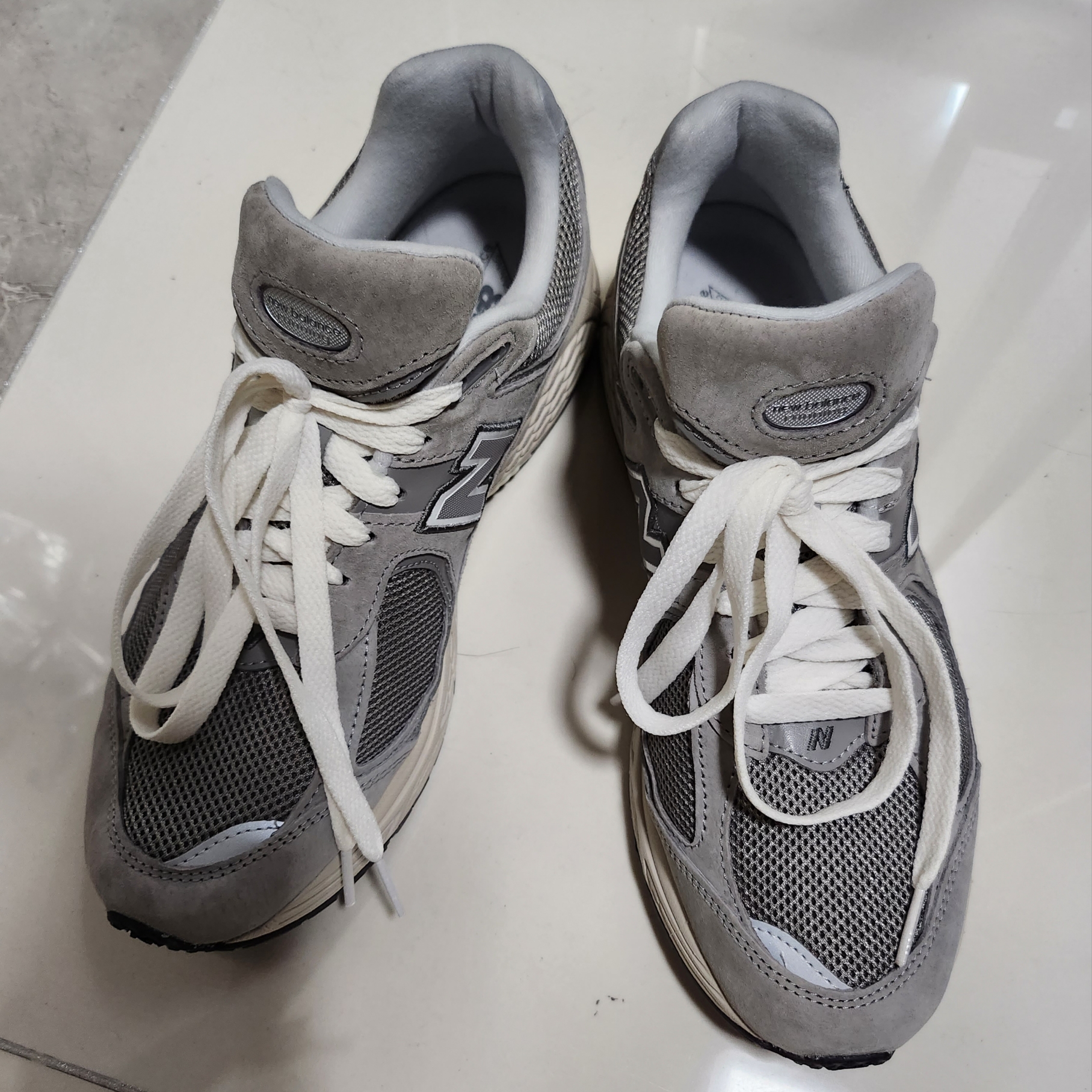 New Balance 2002R Grey 착용 스타일 - 1