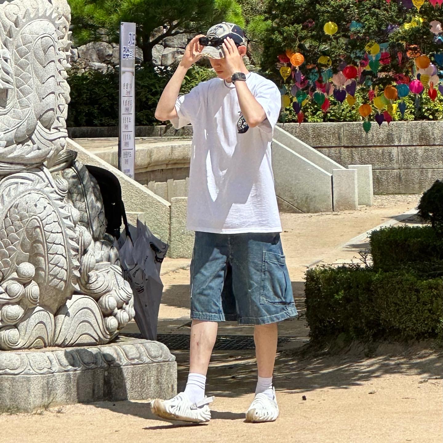 Stussy x Born X Raised 8 Ball T-Shirt White, Diesel C-Seymon Treated Denim Baseball Cap Blue White 착용 스타일 - 2