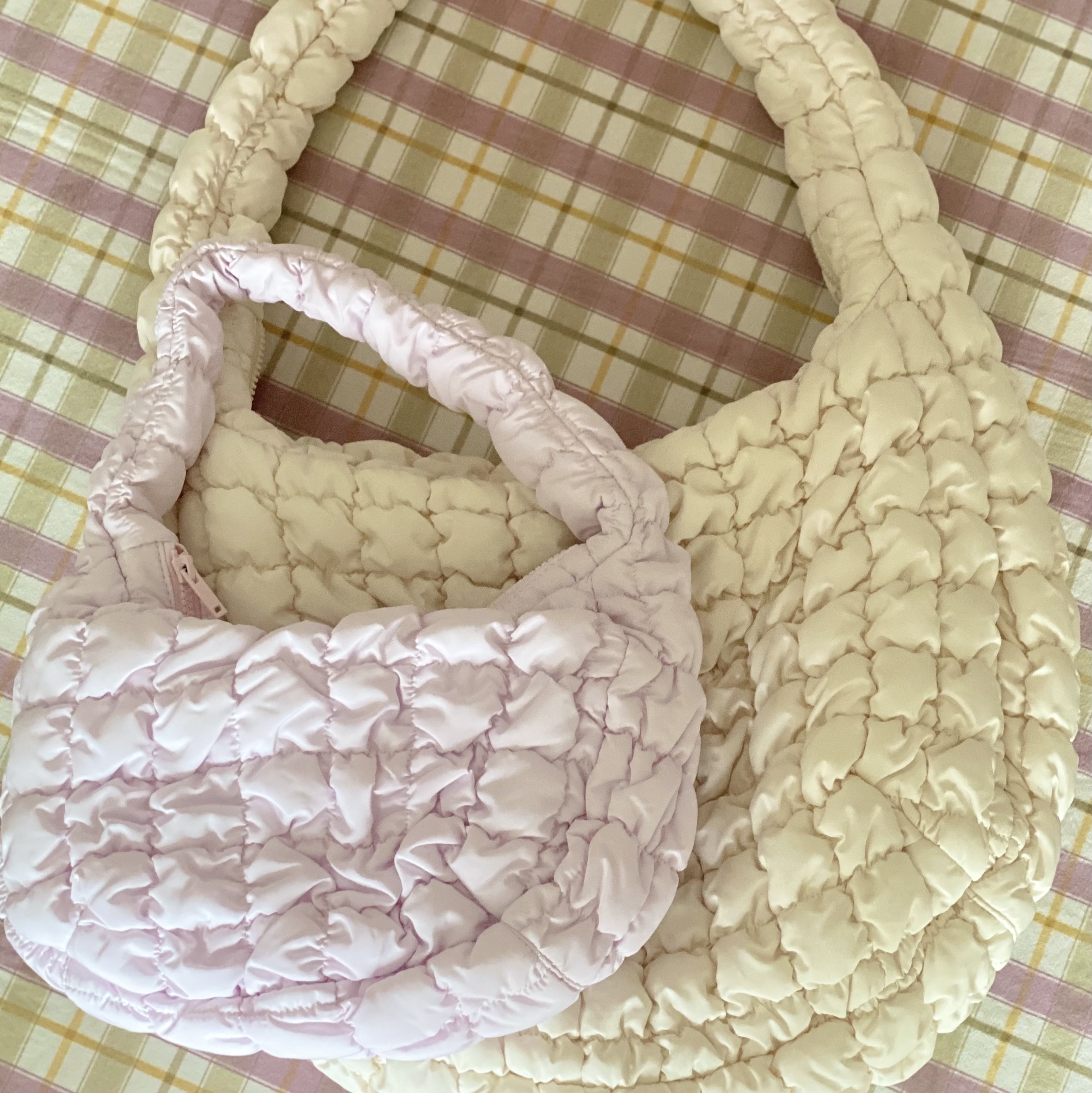 COS Quilted Mini Bag Light Pink, COS Quilted Oversized Shoulder Bag Off White Light Beige 착용 스타일