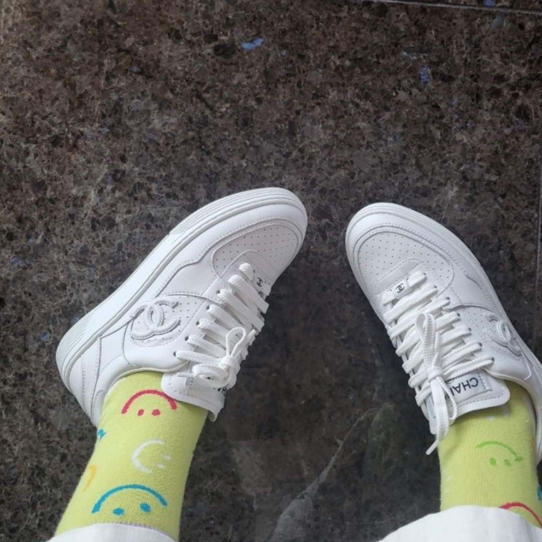 (W) Chanel Sneakers Calfskin & White 착용 스타일