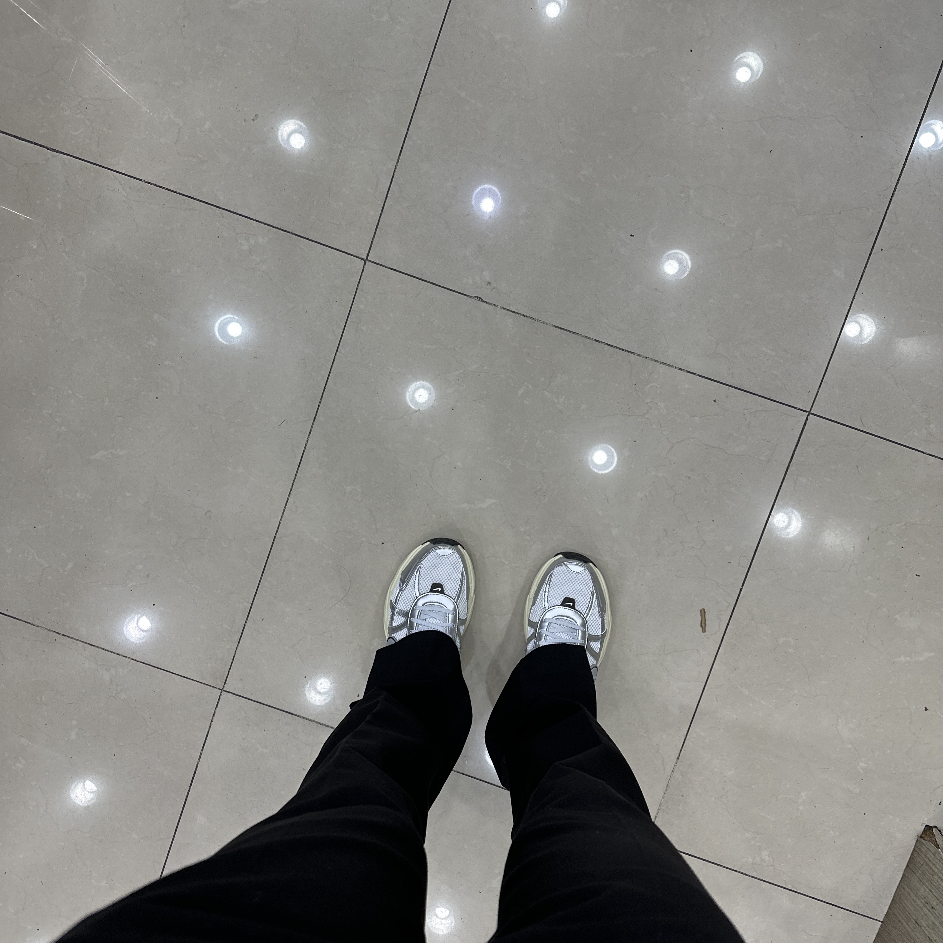 Nike V2K Run Summit White Metallic Silver 착용 스타일