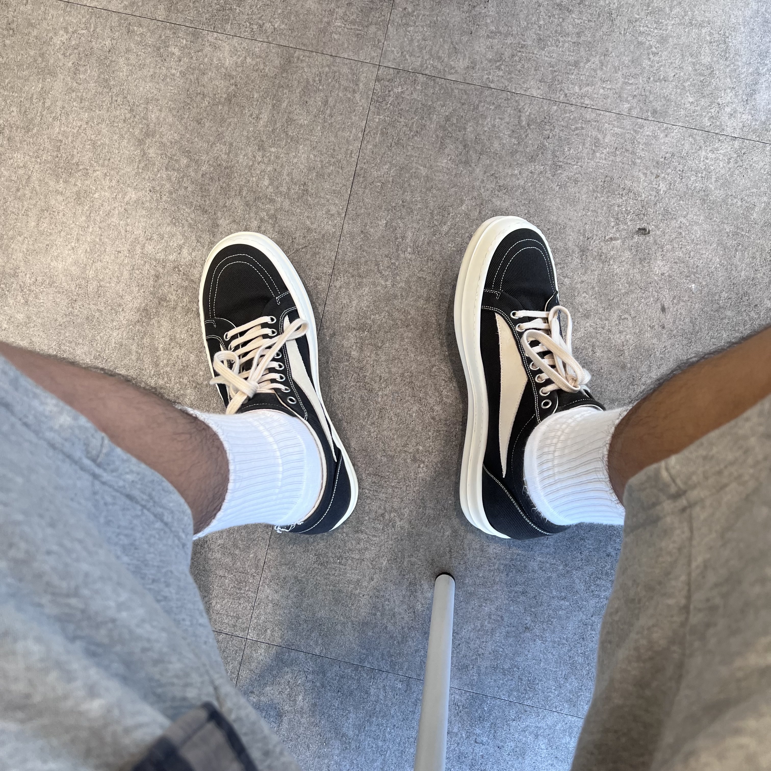 Rick Owens Drkshdw Suede Vintage Sneakers Dark Dust Pearl Milk White 착용 스타일
