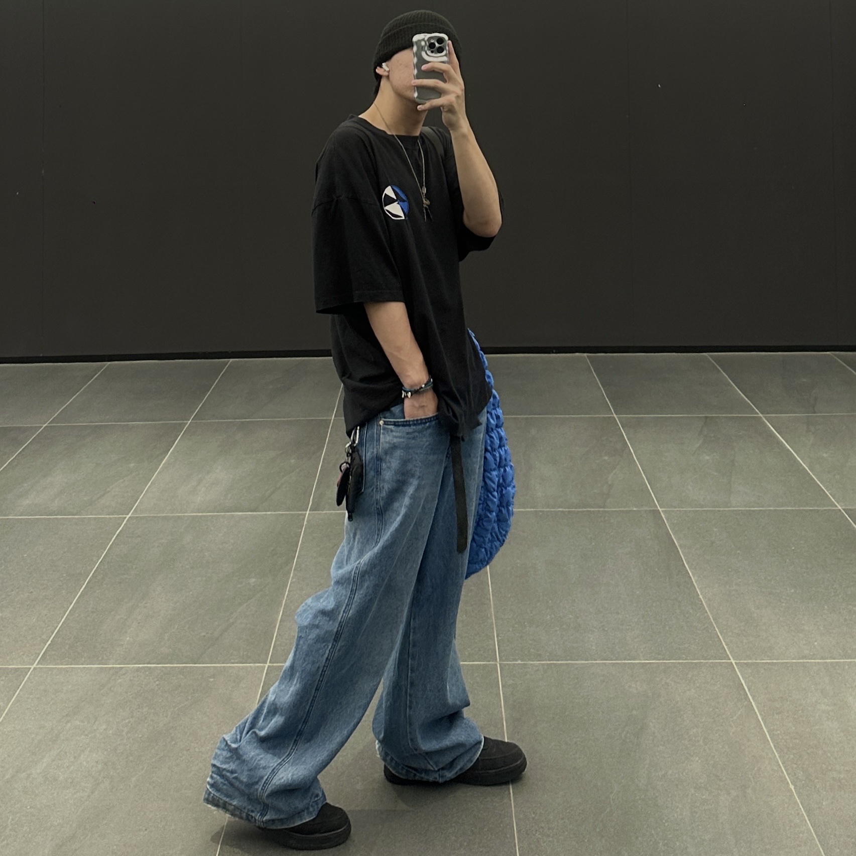 COS Quilted Oversized Shoulder Bag Blue, Nike x Stussy Air Force 1 Low Triple Black 착용 스타일 - 2