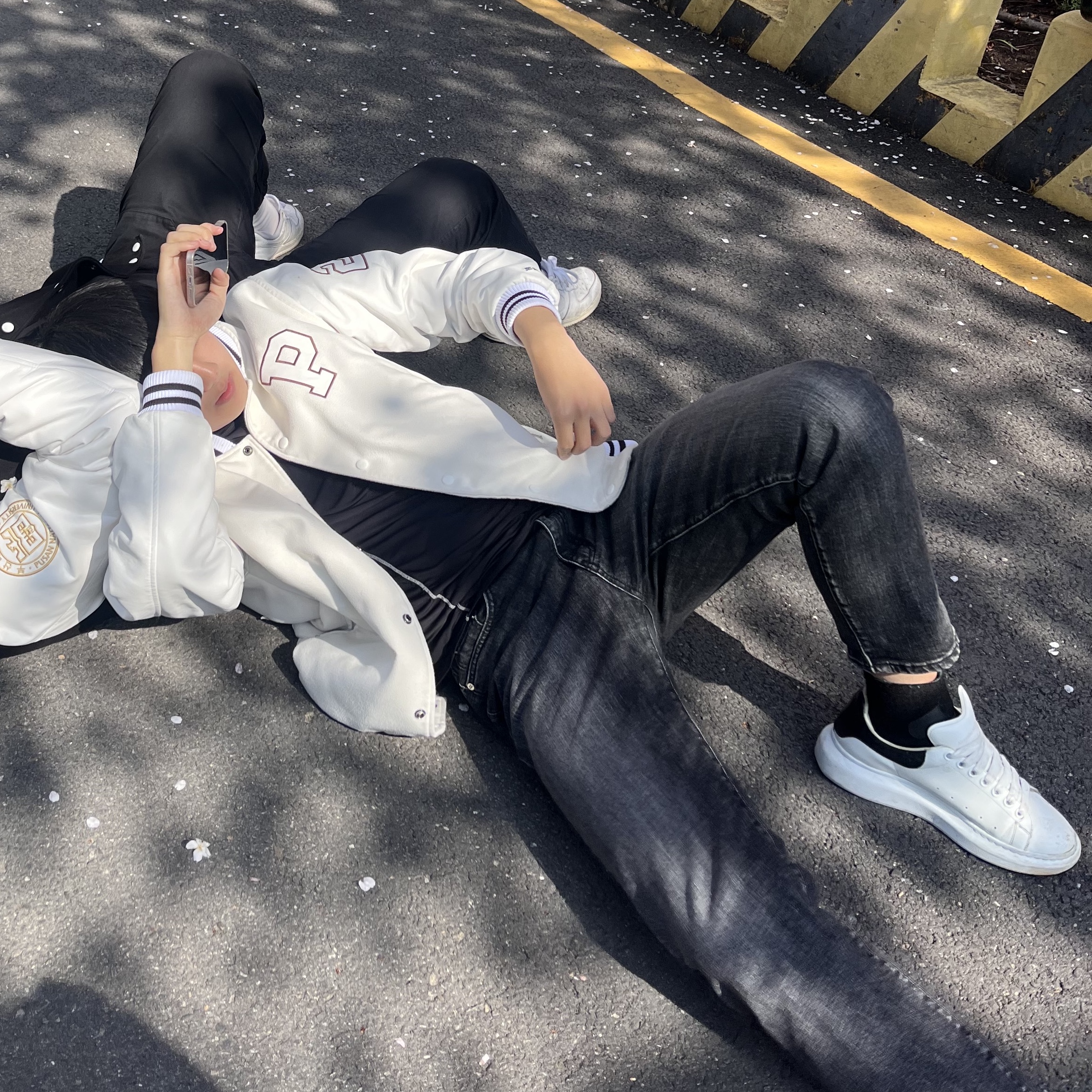 Alexander McQueen Oversized Sneakers White Black 착용 스타일