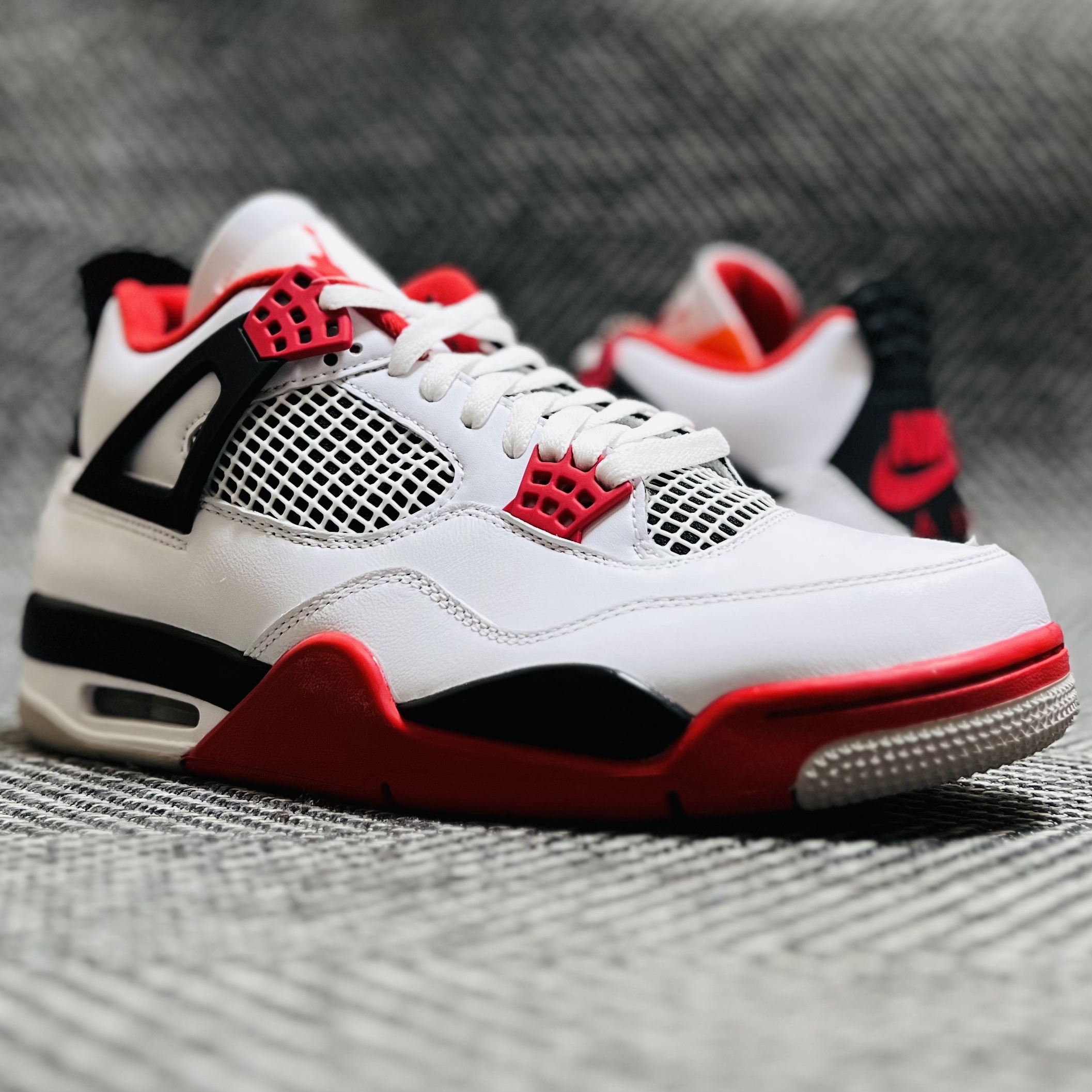 Jordan 4 Retro OG Fire Red 2020 착용 스타일 - 1