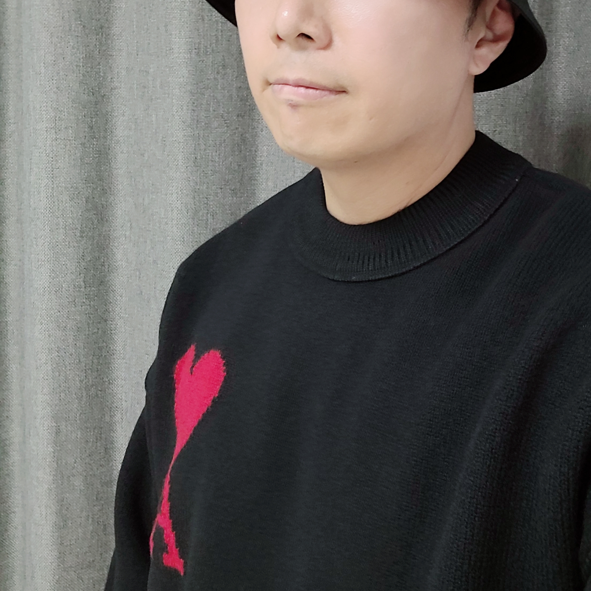 AMI de Coeur Oversize Intarsia Sweater Black Red 착용 스타일 - 1