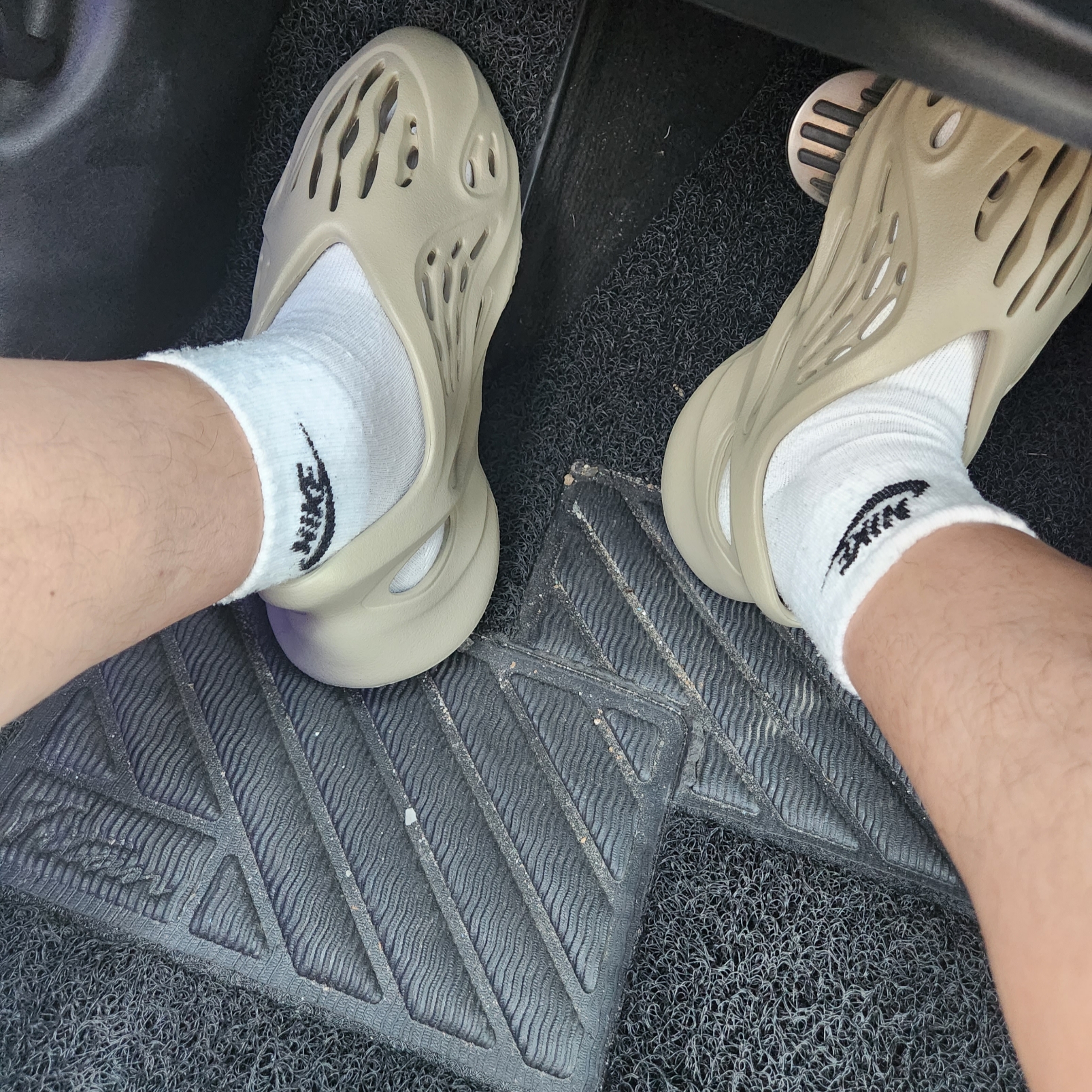 Adidas Yeezy Foam RNNR Stone Salt 착용 스타일