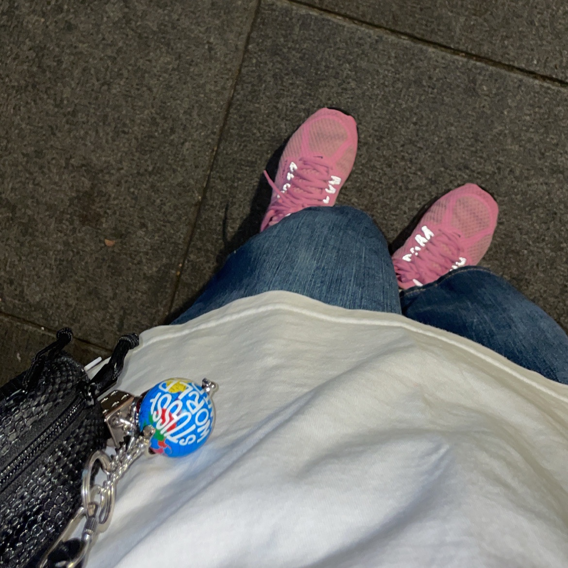 Stussy Globe Keychain Multi 착용 스타일 - 1