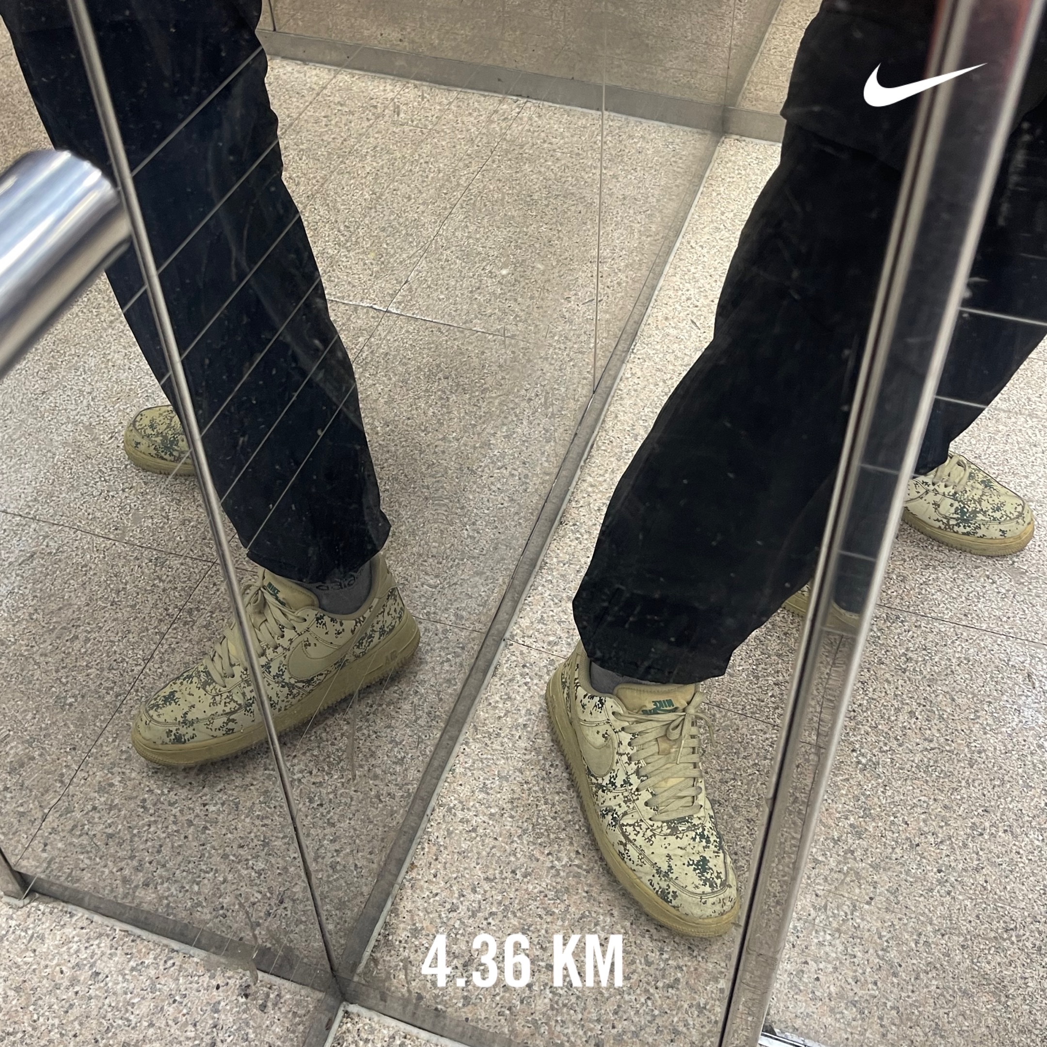 Nike Air Force 1 '07 LV8 Country Camo Team Gold 착용 스타일