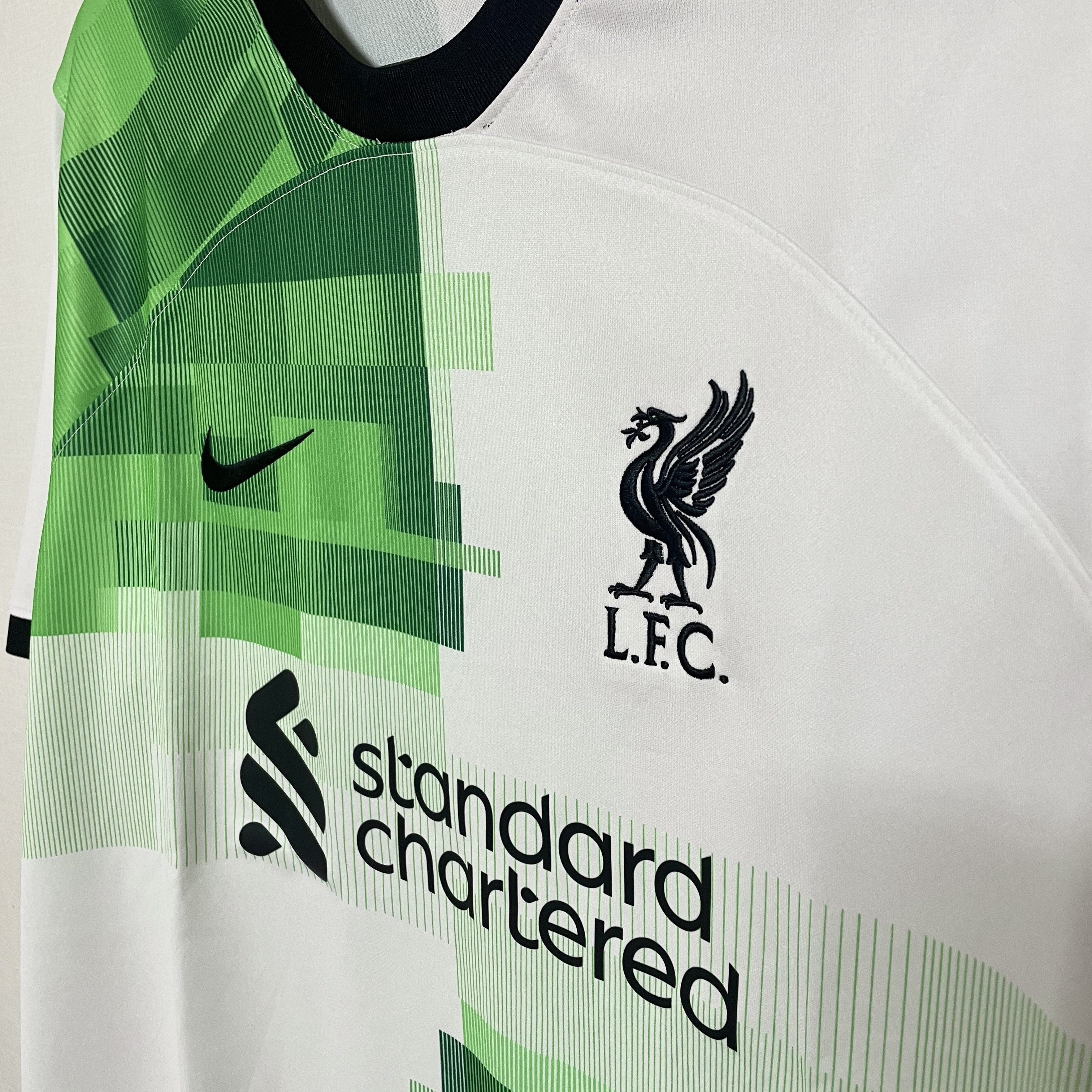 Nike Liverpool FC 2023/24 Dri-Fit Stadium Away Jersey White Green Spark (Non Marking Ver.) 착용 스타일 - 2