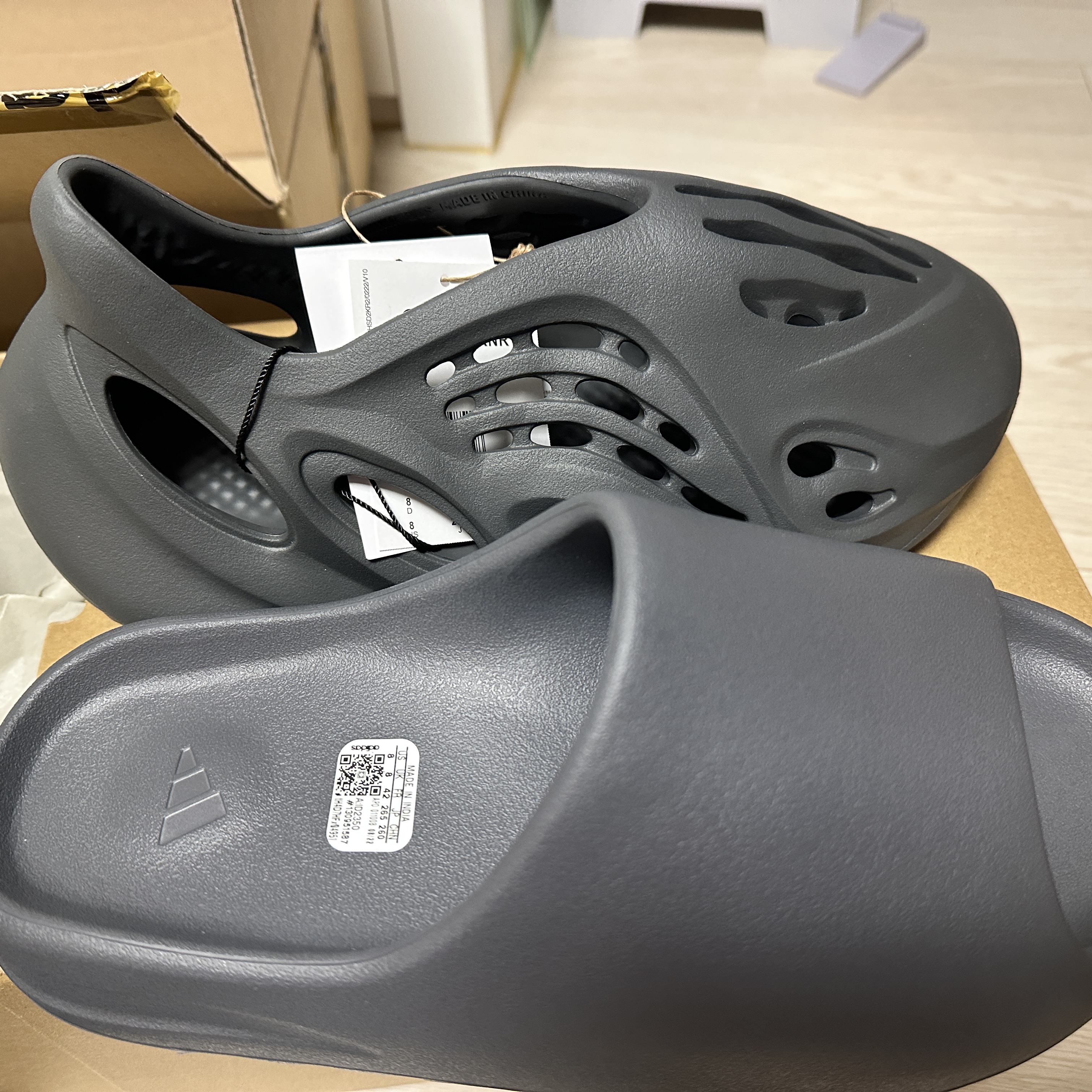 Adidas Yeezy Slide Slate Grey, Adidas Yeezy Foam RNNR Carbon 착용 스타일 - 1