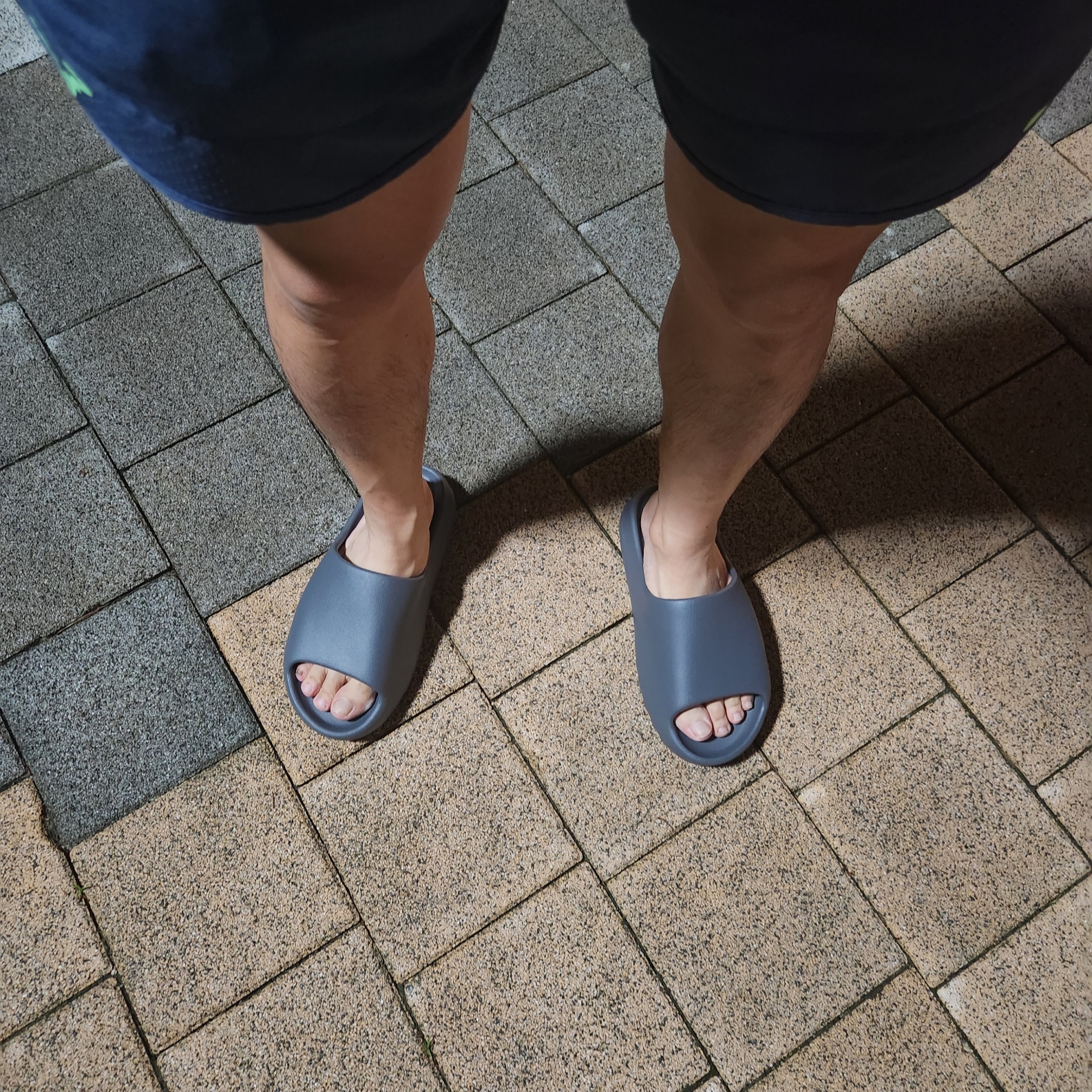 Adidas Yeezy Slide Slate Grey 착용 스타일