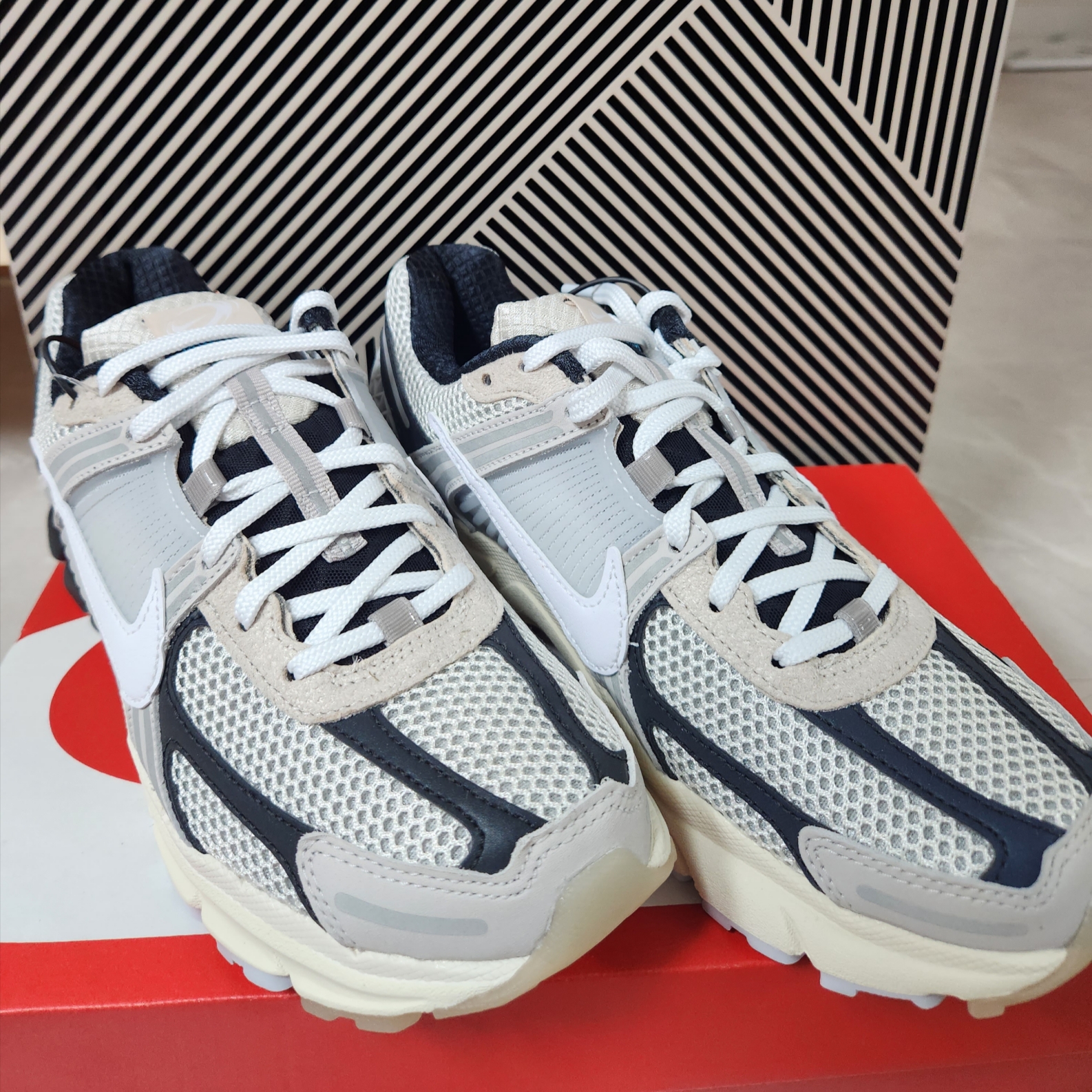 Nike Zoom Vomero 5 Light Bone and Black 착용 스타일