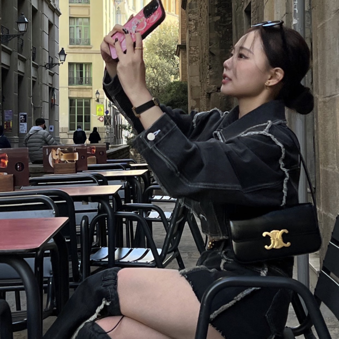 Celine Shoulder Bag Claude in Shiny Calfskin Black 착용 스타일
