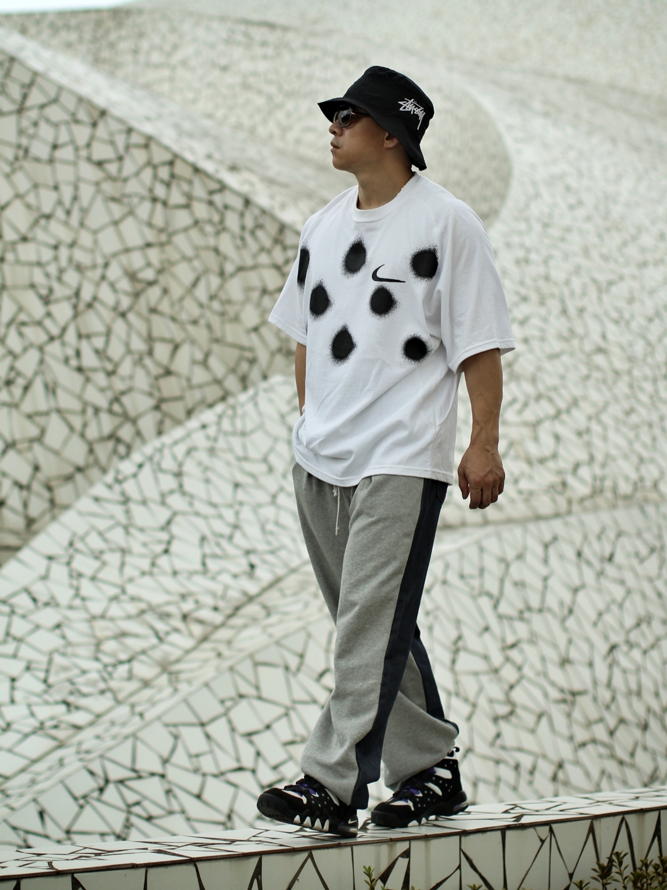 Nike x Stussy Bucket Hat Black, Nike x Off-White NRG Short Sleeve T-Shirt White 착용 스타일 - 1