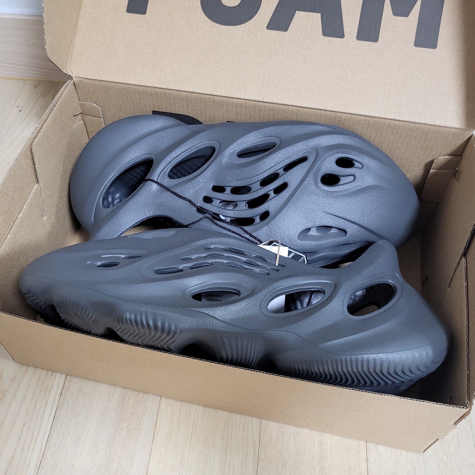 Adidas Yeezy Foam RNNR Carbon 착용 스타일 - 2