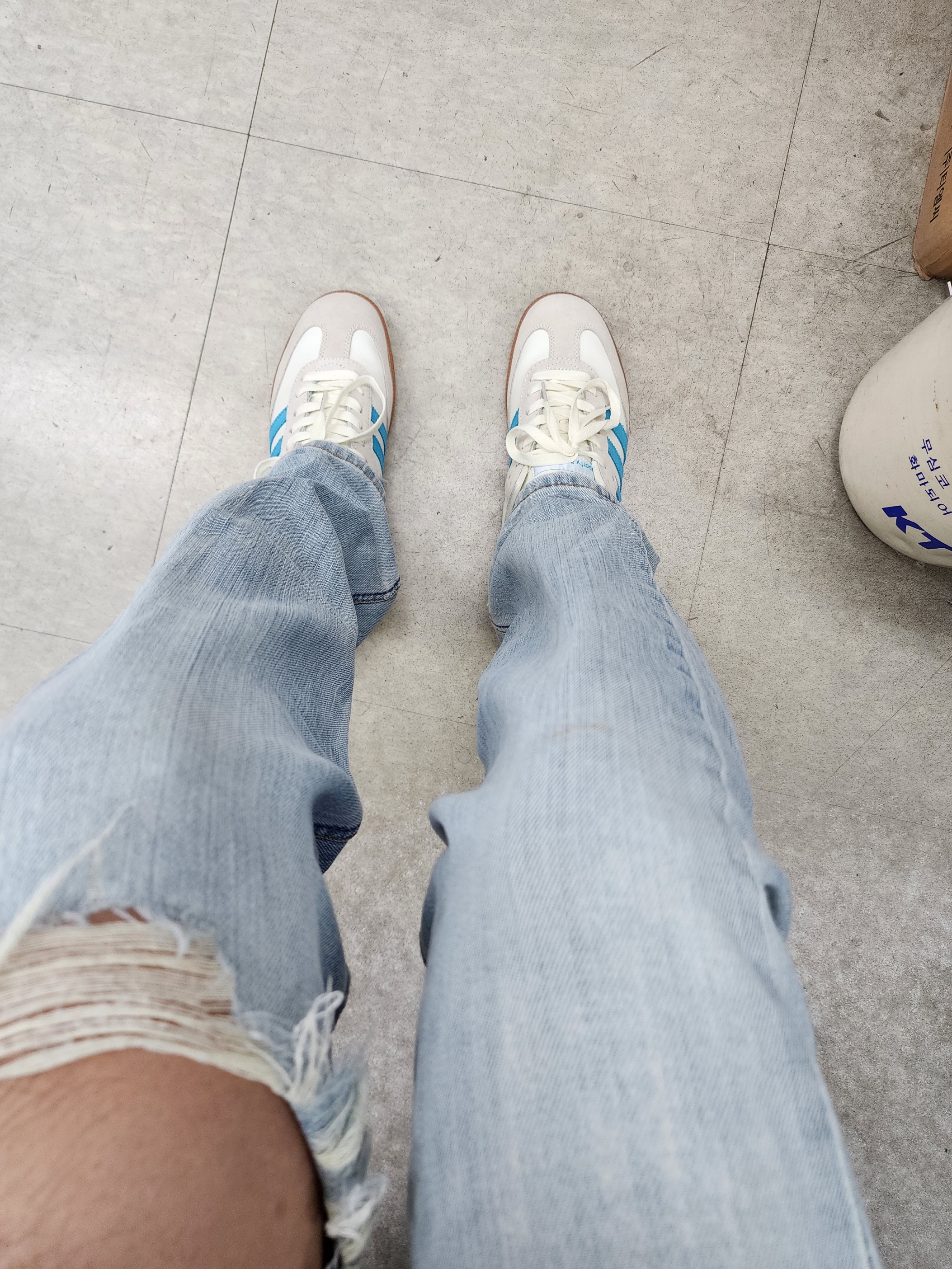 Adidas x Sporty & Rich Samba Cream Blue 착용 스타일 - 1