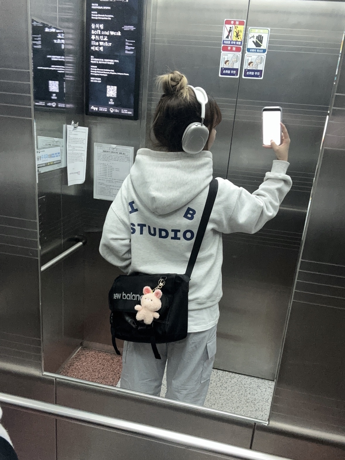 IAB Studio Hoodie Light Gray, Apple AirPods Max Lightning Silver (Korean Ver.) 착용 스타일